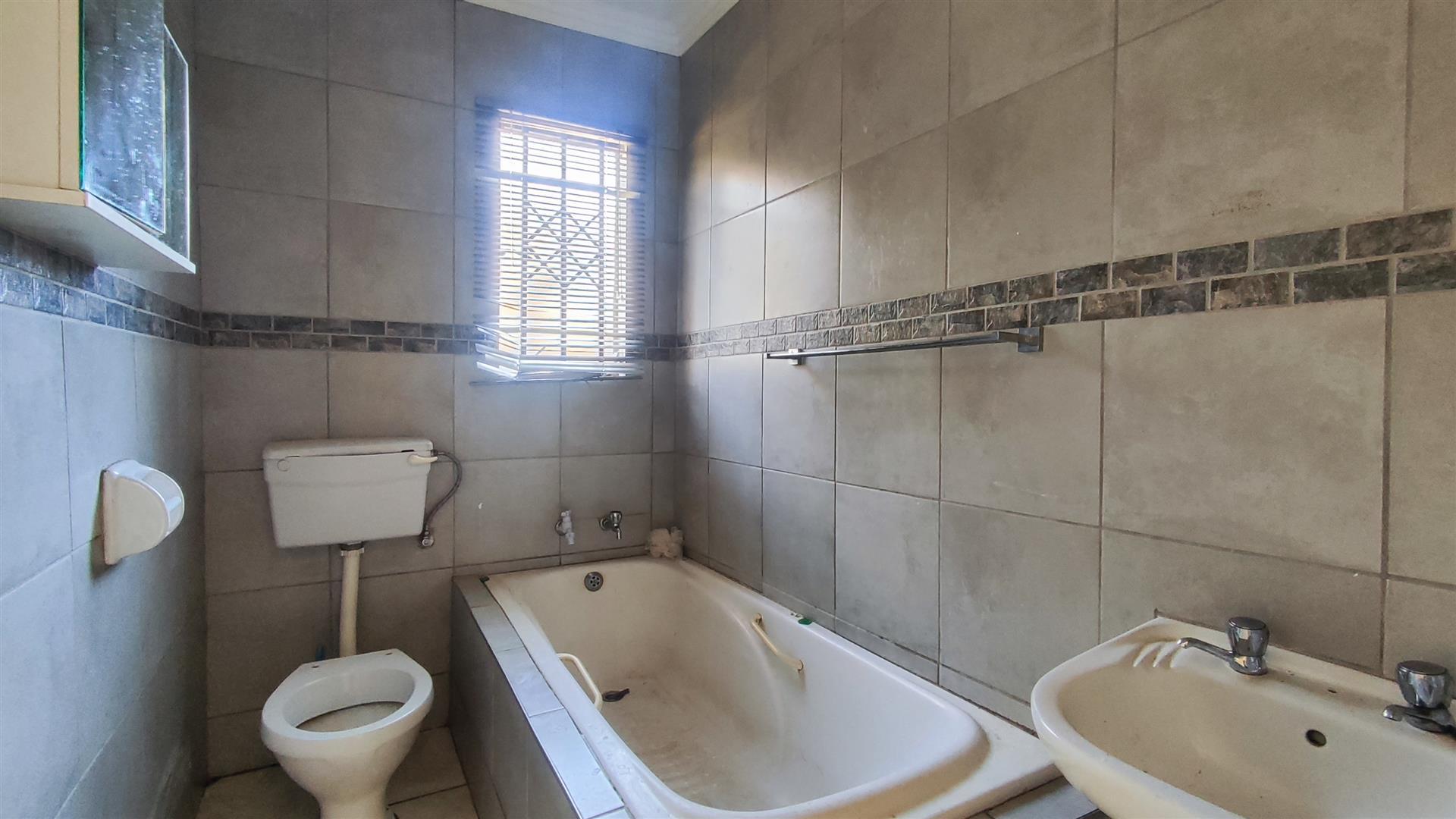 Bathroom 1 - 4 square meters of property in Windmill Park