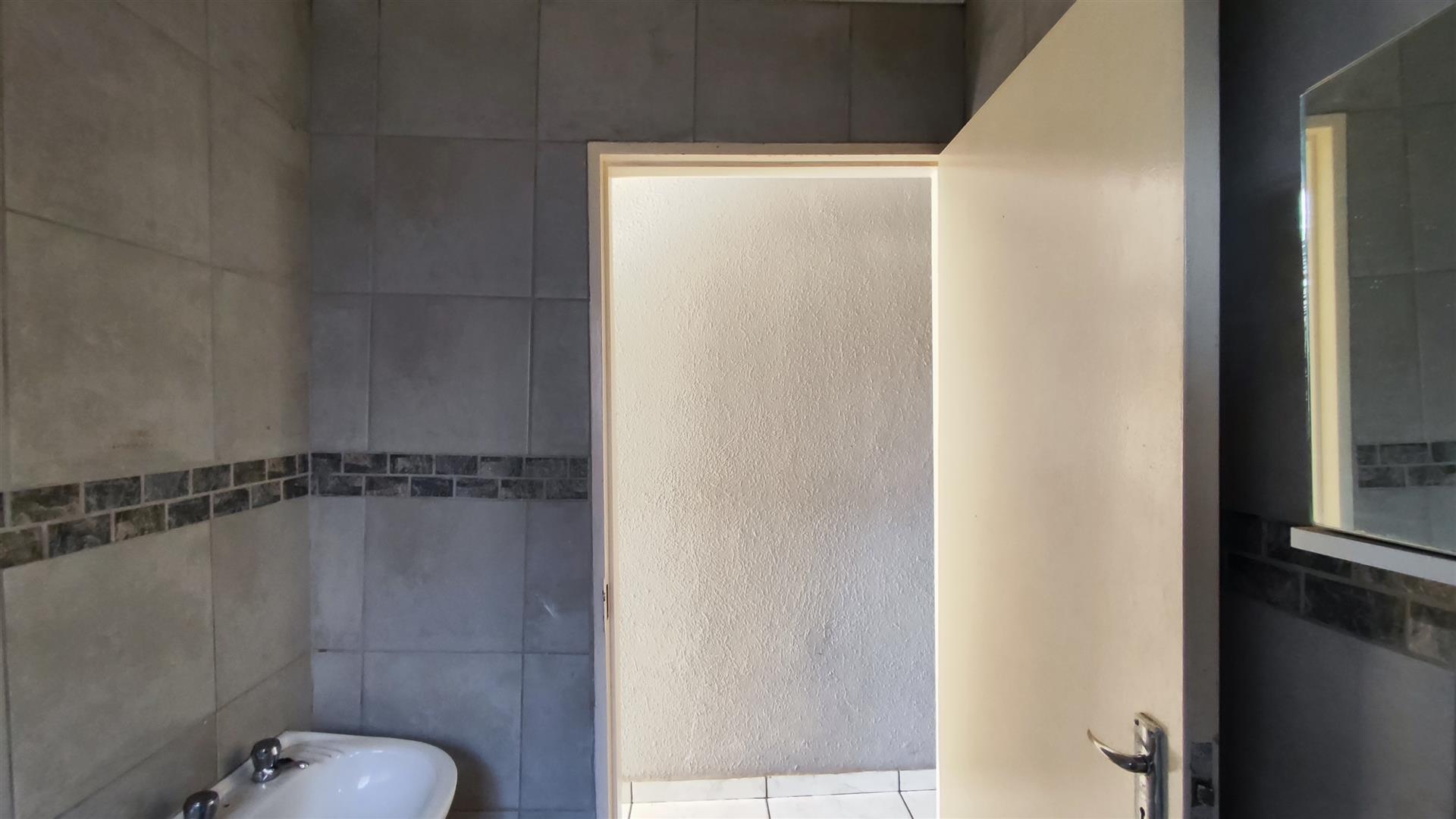 Bathroom 1 - 4 square meters of property in Windmill Park