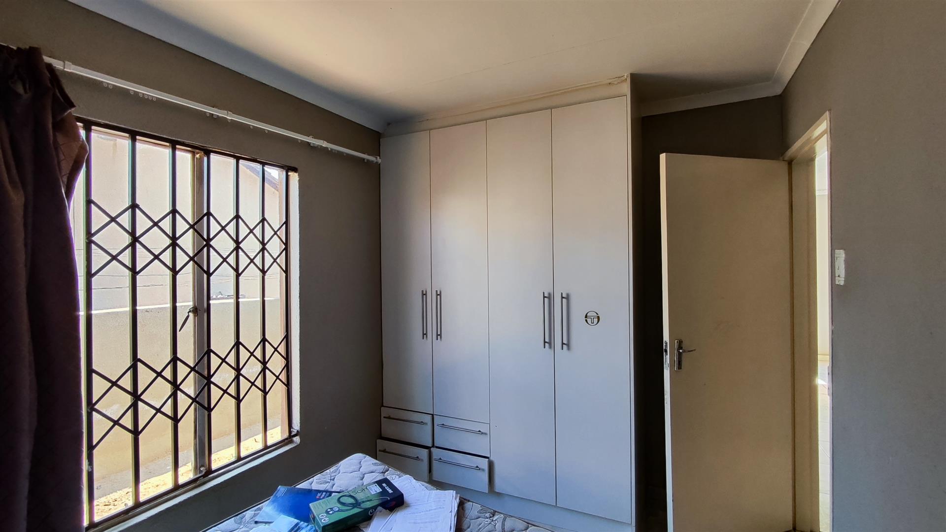 Bed Room 1 - 10 square meters of property in Windmill Park