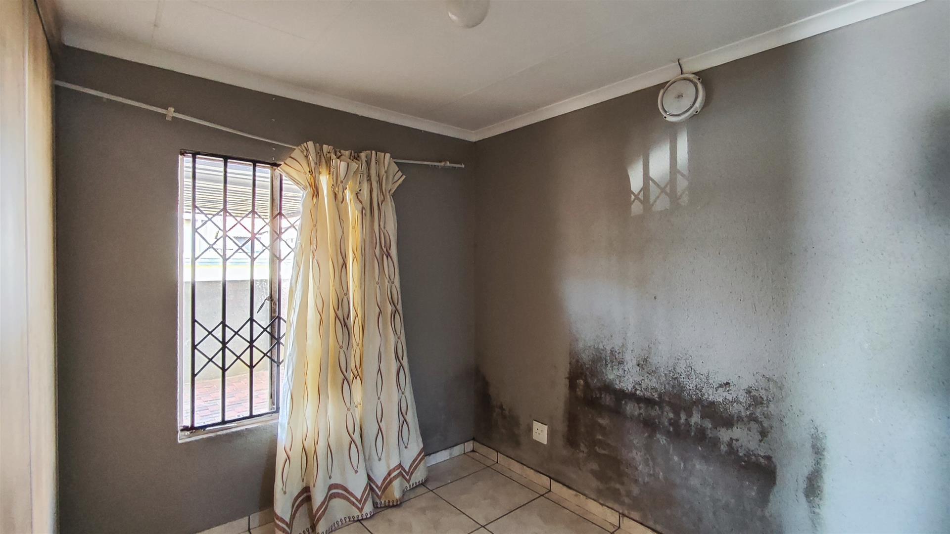 Main Bedroom - 12 square meters of property in Windmill Park