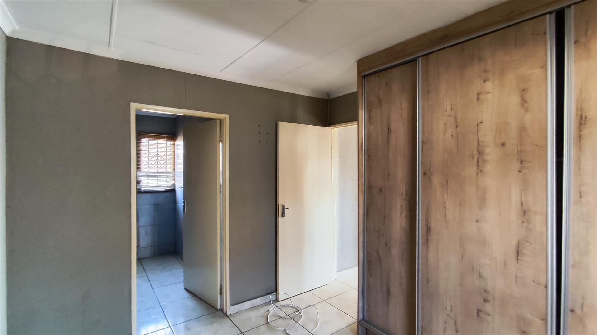 Main Bedroom - 12 square meters of property in Windmill Park