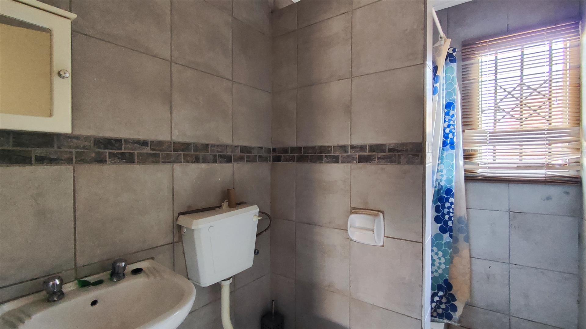 Main Bathroom - 5 square meters of property in Windmill Park