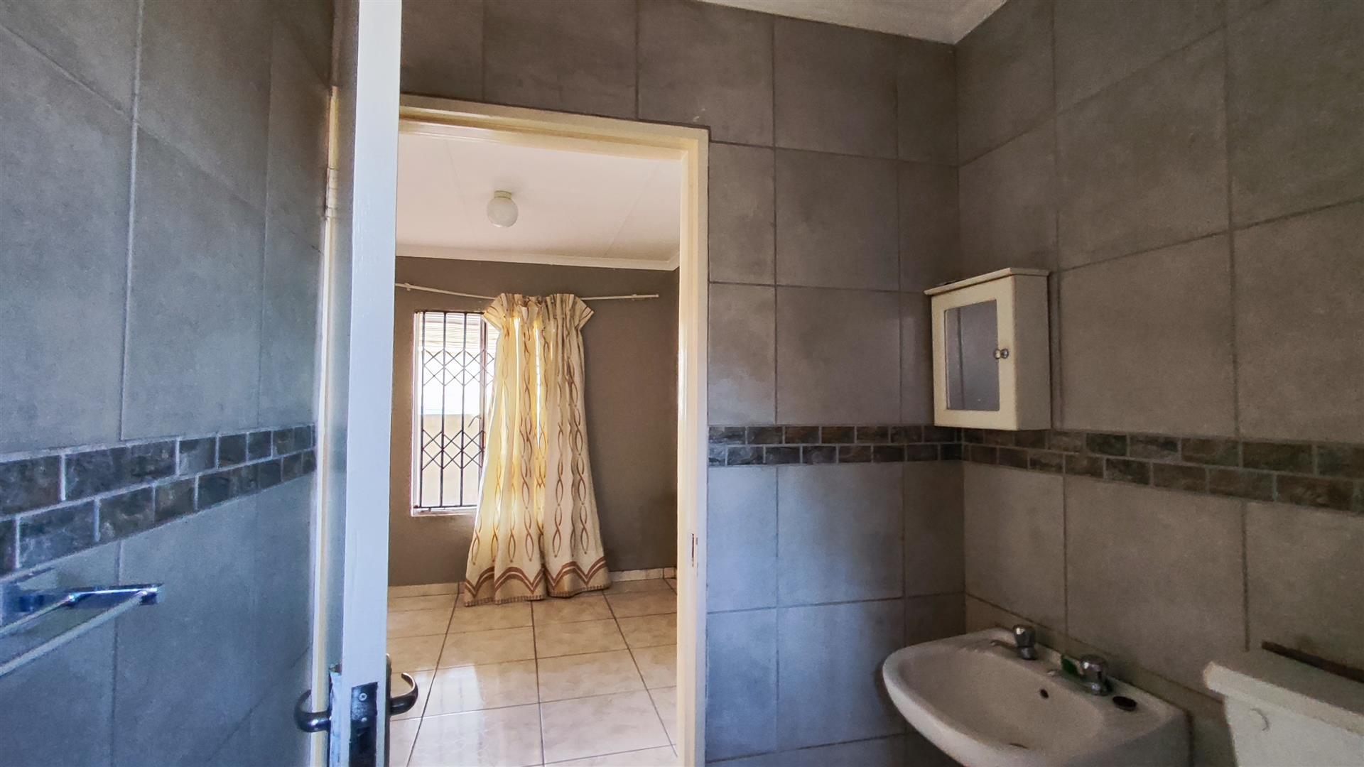 Main Bathroom - 5 square meters of property in Windmill Park