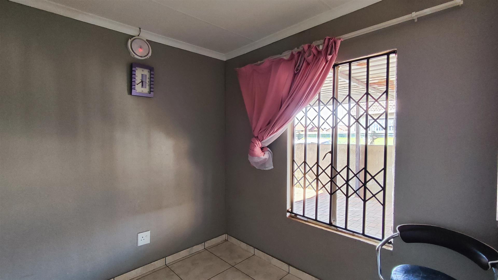 Bed Room 2 - 8 square meters of property in Windmill Park