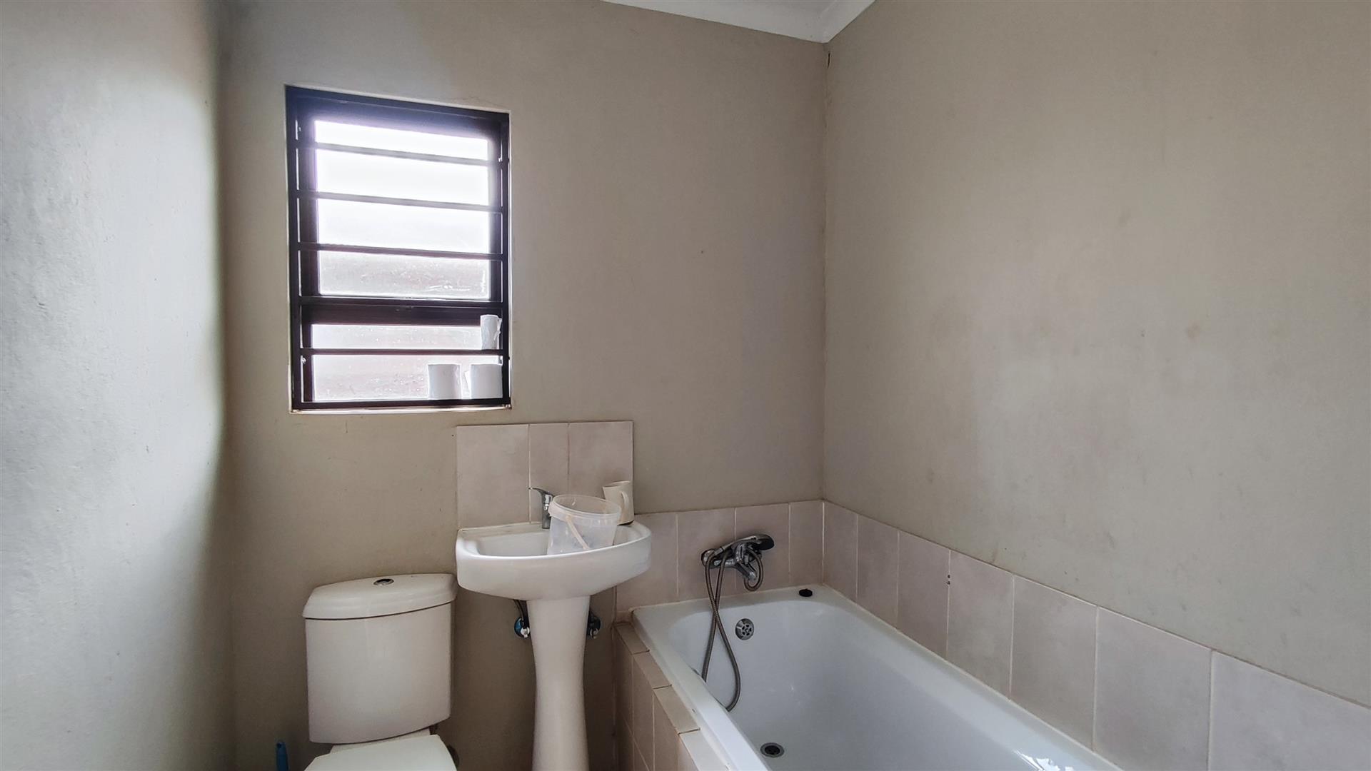 Bathroom 1 - 4 square meters of property in Dawn Park