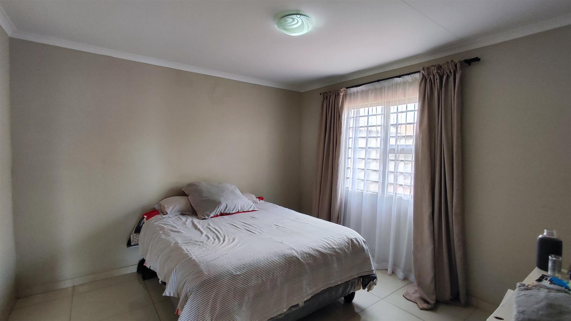 Main Bedroom - 14 square meters of property in Dawn Park
