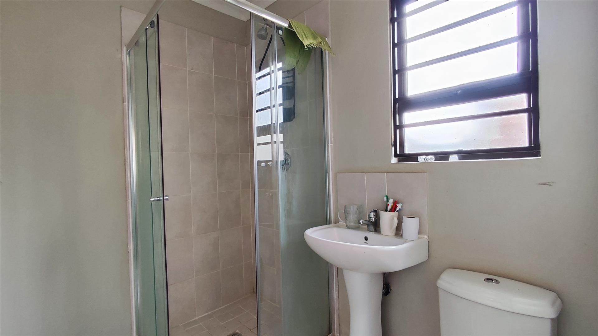 Main Bathroom - 4 square meters of property in Dawn Park