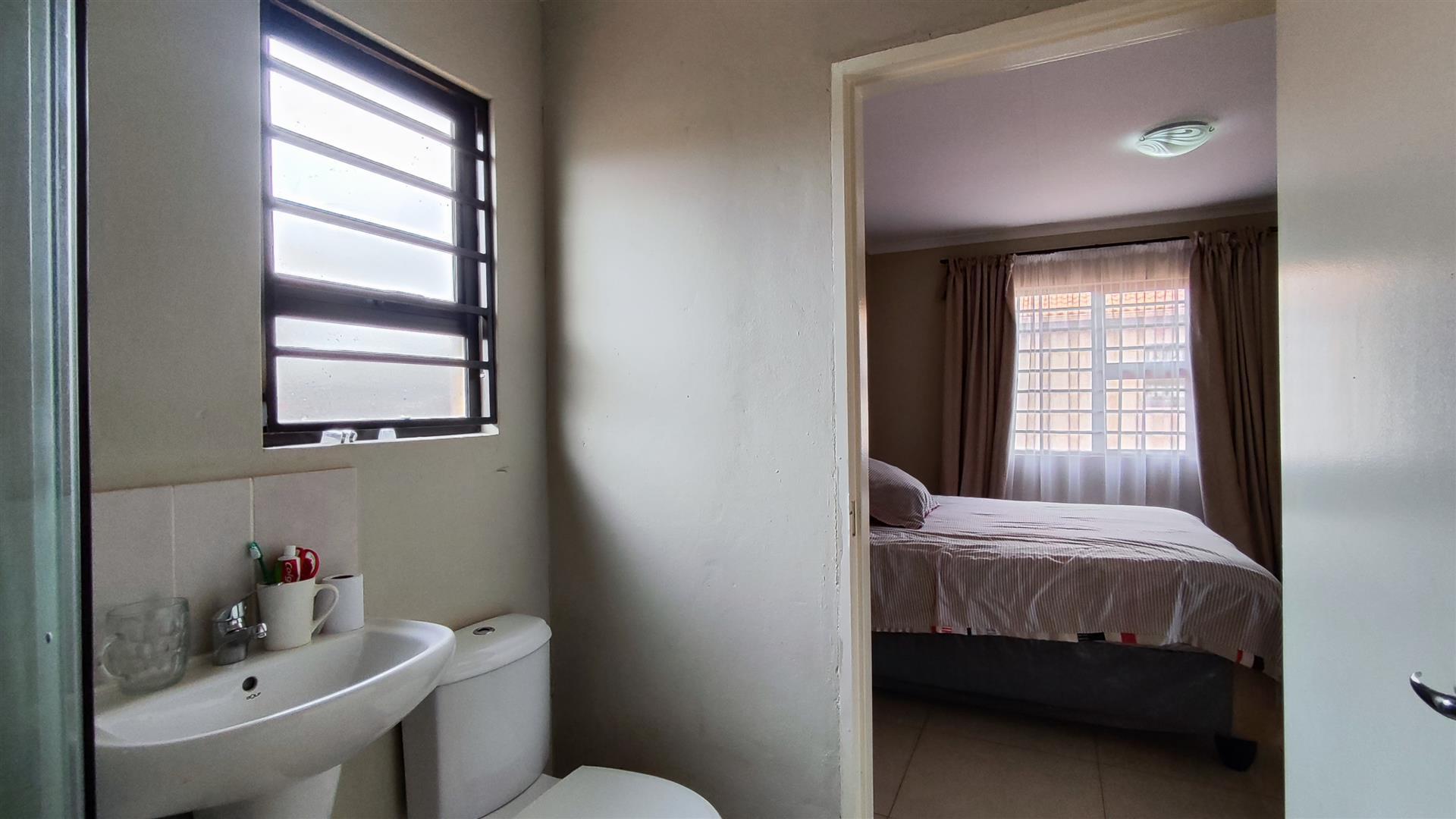 Main Bathroom - 4 square meters of property in Dawn Park