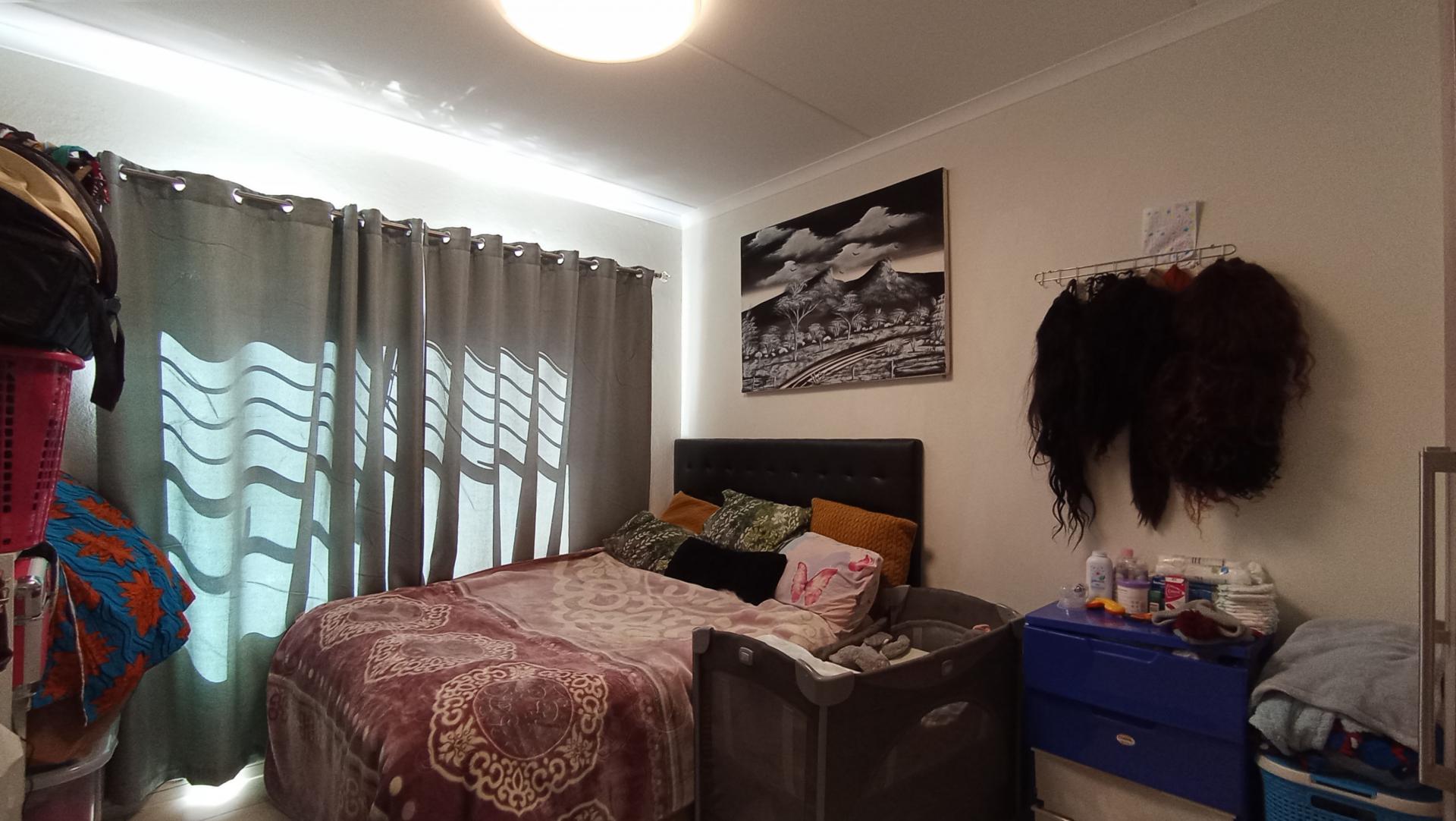 Bed Room 1 - 14 square meters of property in Sundowner