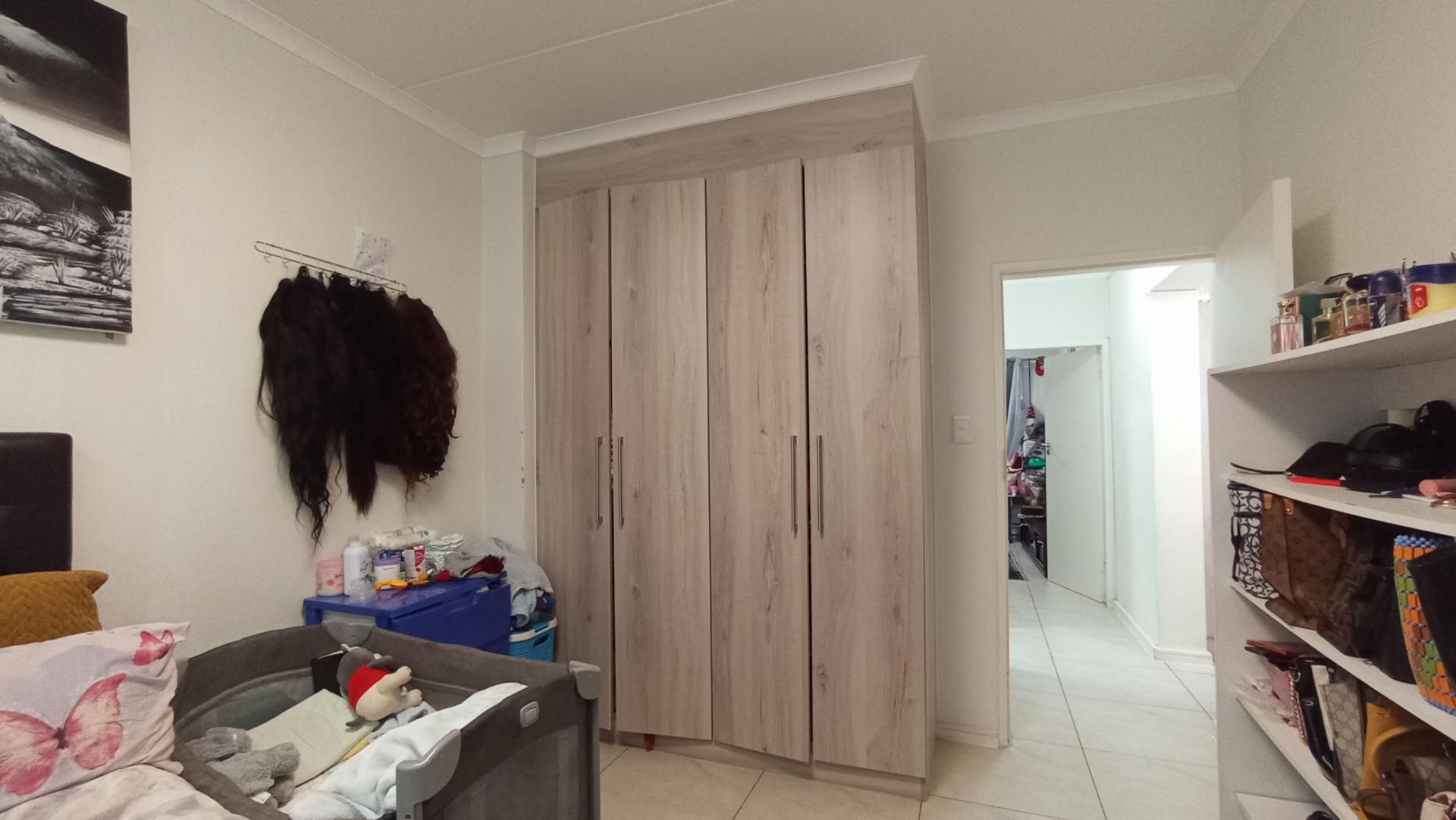 Bed Room 1 - 14 square meters of property in Sundowner