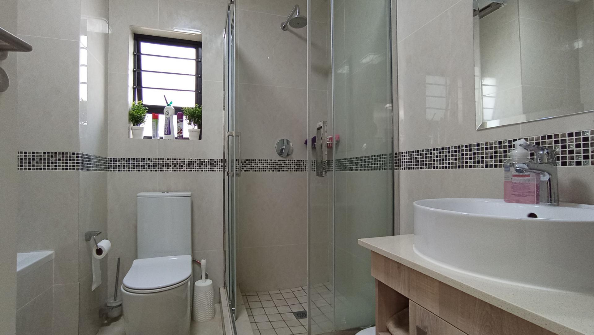 Bathroom 1 - 6 square meters of property in Sundowner