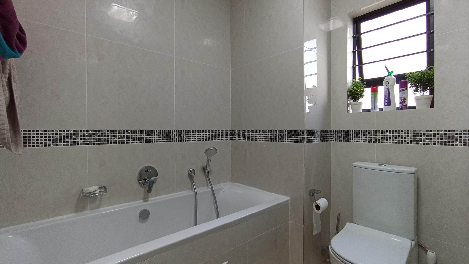 Bathroom 1 - 6 square meters of property in Sundowner