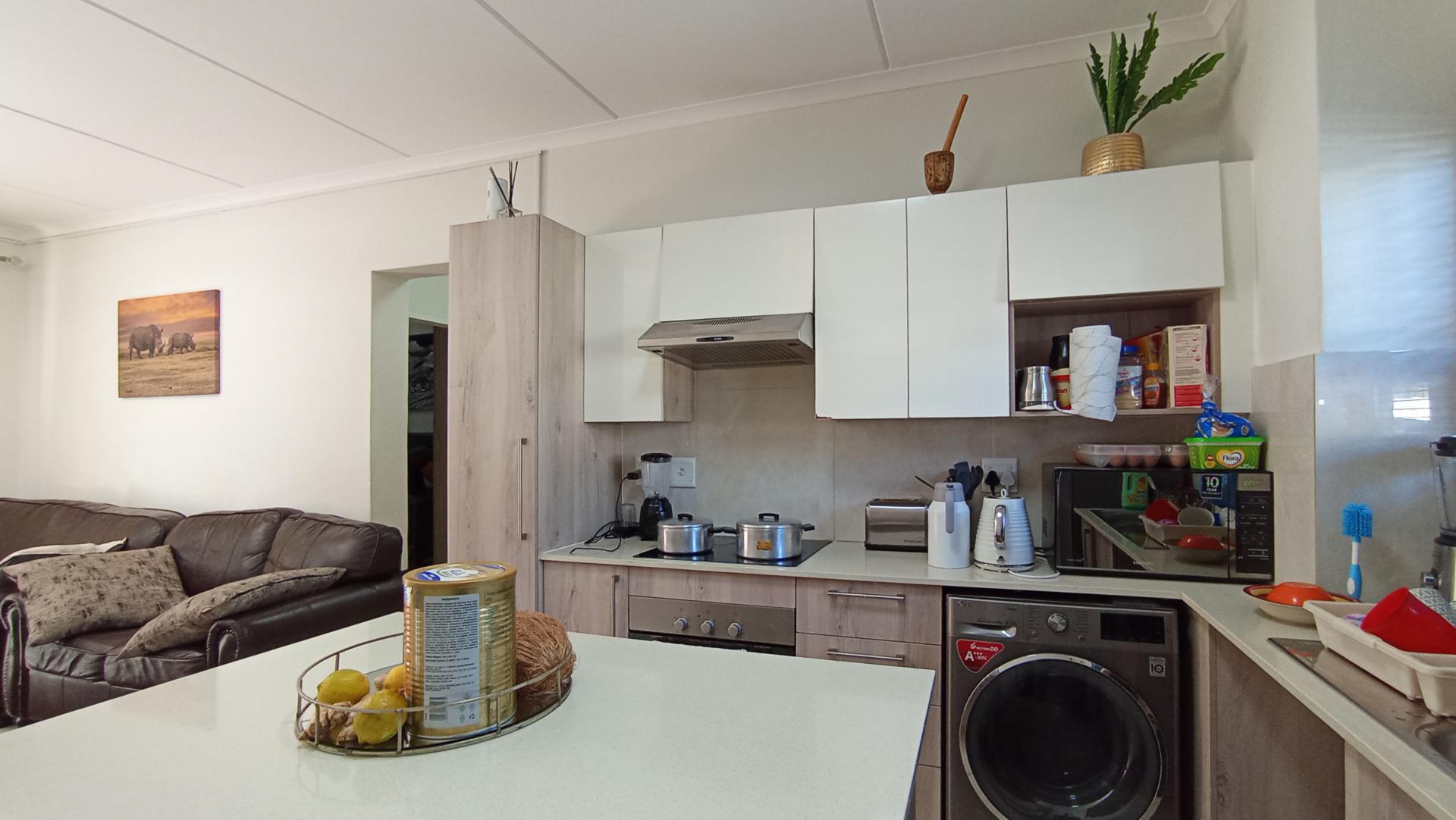 Kitchen - 12 square meters of property in Sundowner