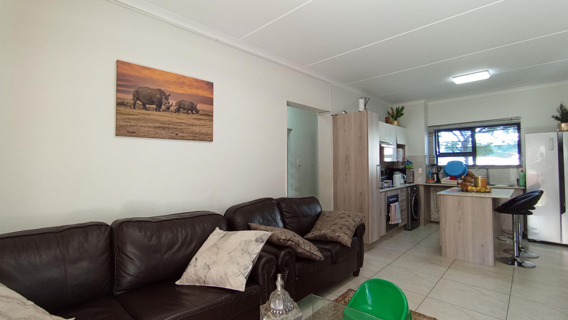 Lounges - 15 square meters of property in Sundowner