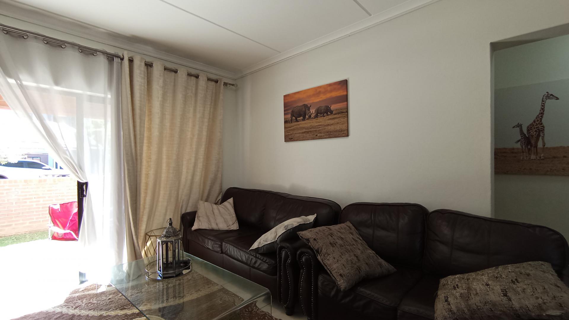 Lounges - 15 square meters of property in Sundowner