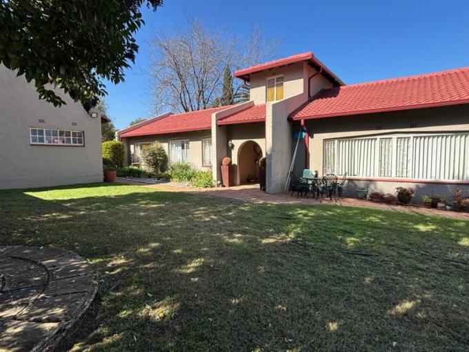 4 Bedroom House for Sale For Sale in Brackendowns - MR680407