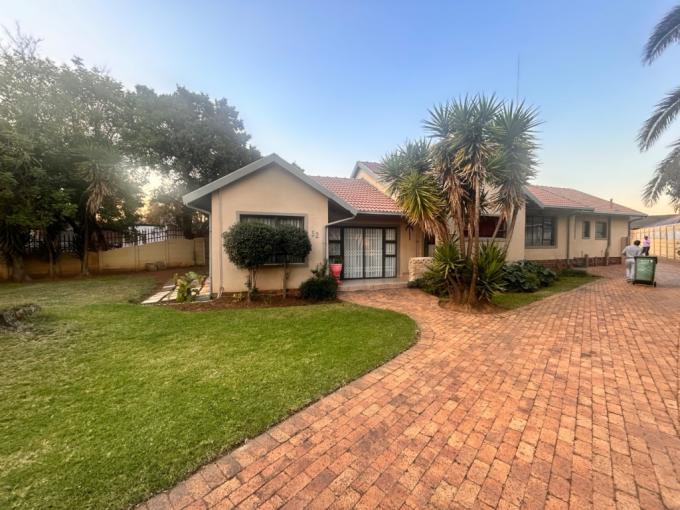 4 Bedroom House for Sale For Sale in Brackendowns - MR680414