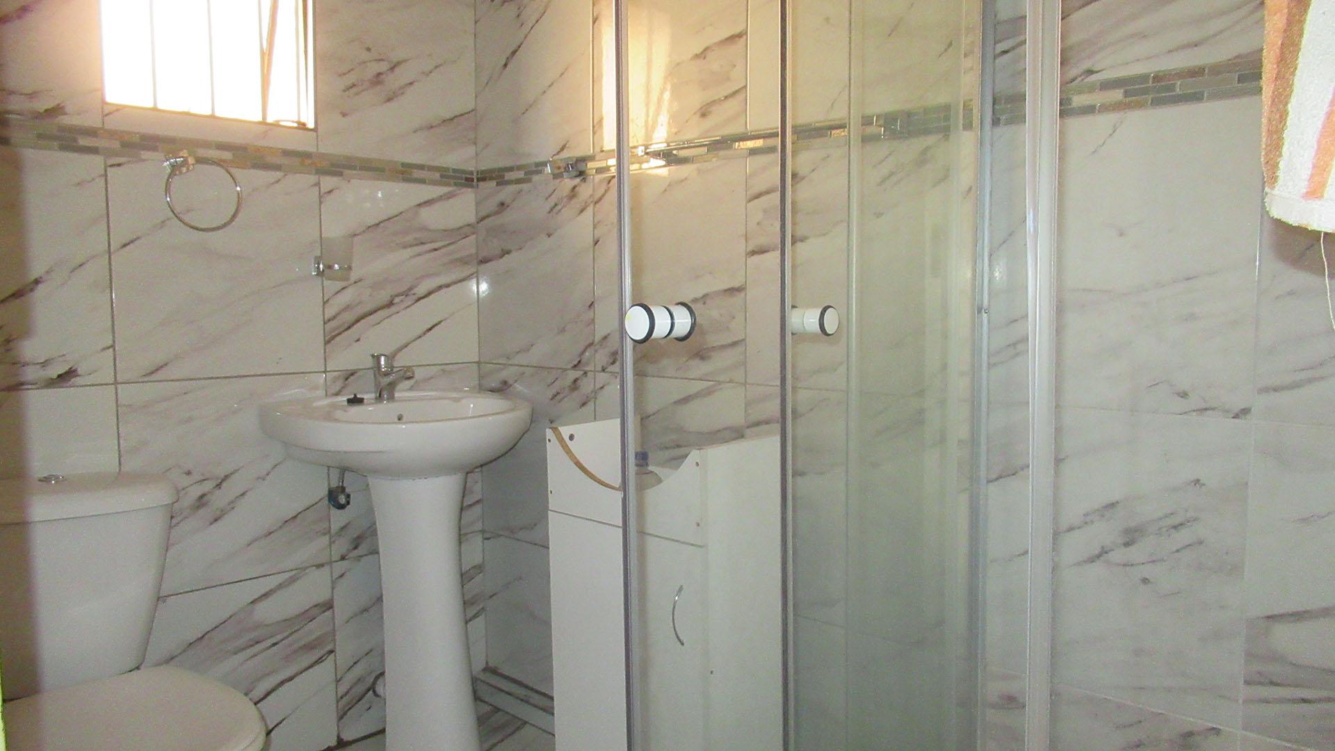 Main Bathroom - 4 square meters of property in Ennerdale