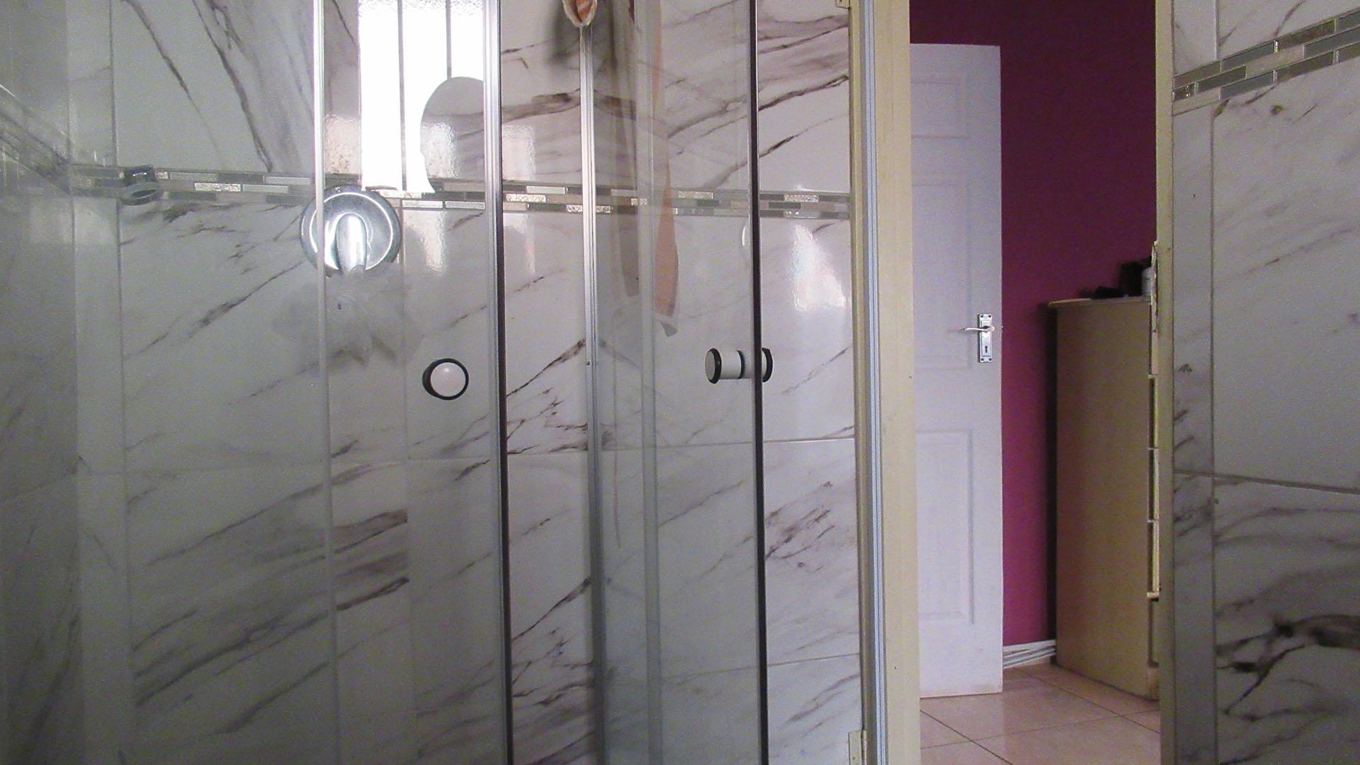 Main Bathroom - 4 square meters of property in Ennerdale