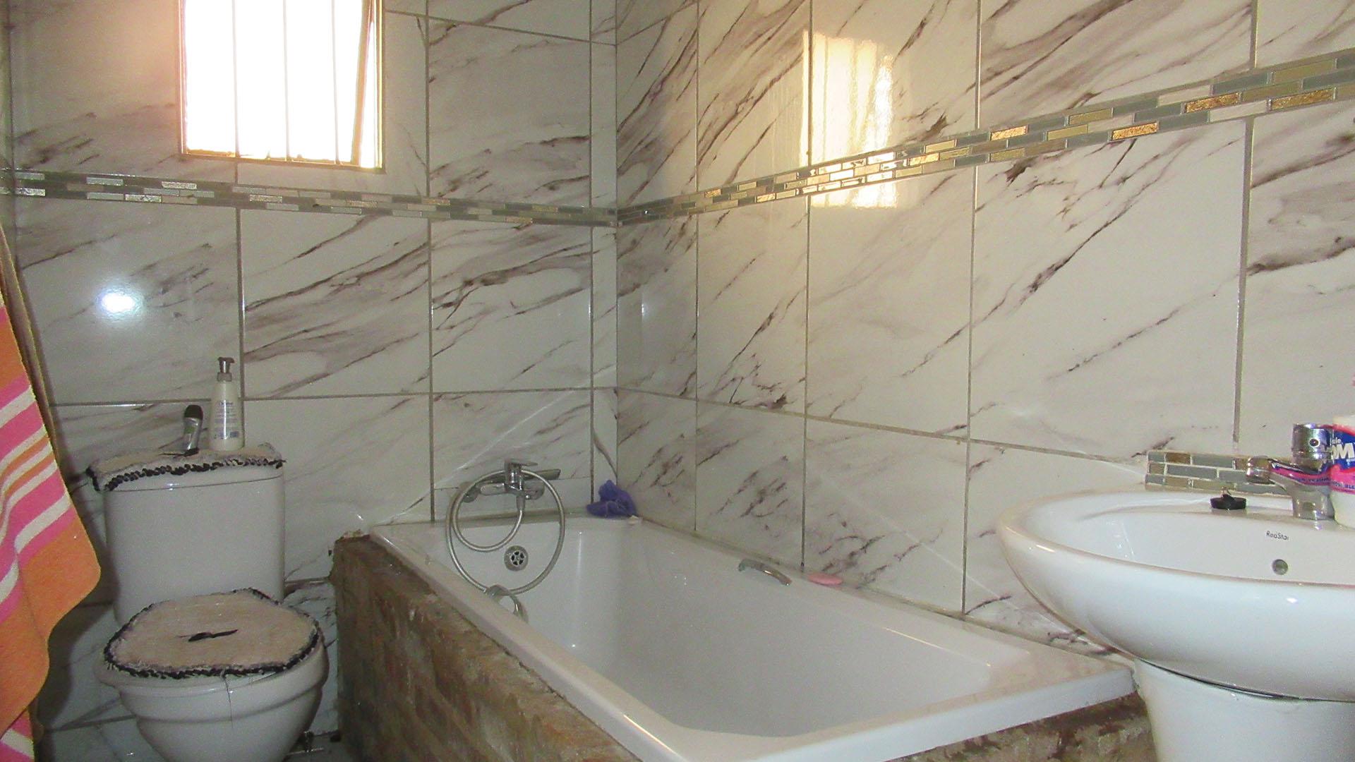 Bathroom 1 - 4 square meters of property in Ennerdale