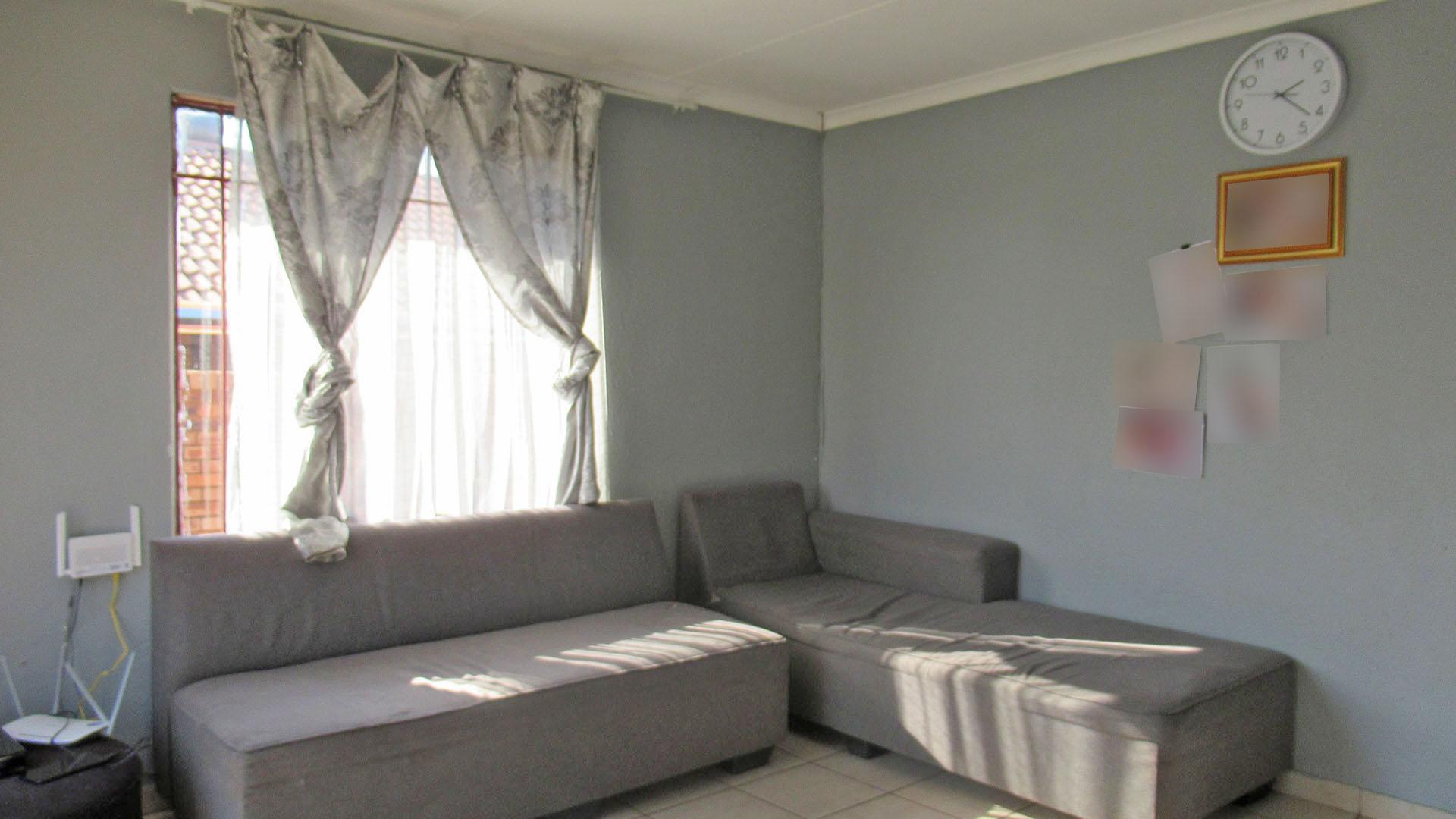 Lounges - 16 square meters of property in Ennerdale