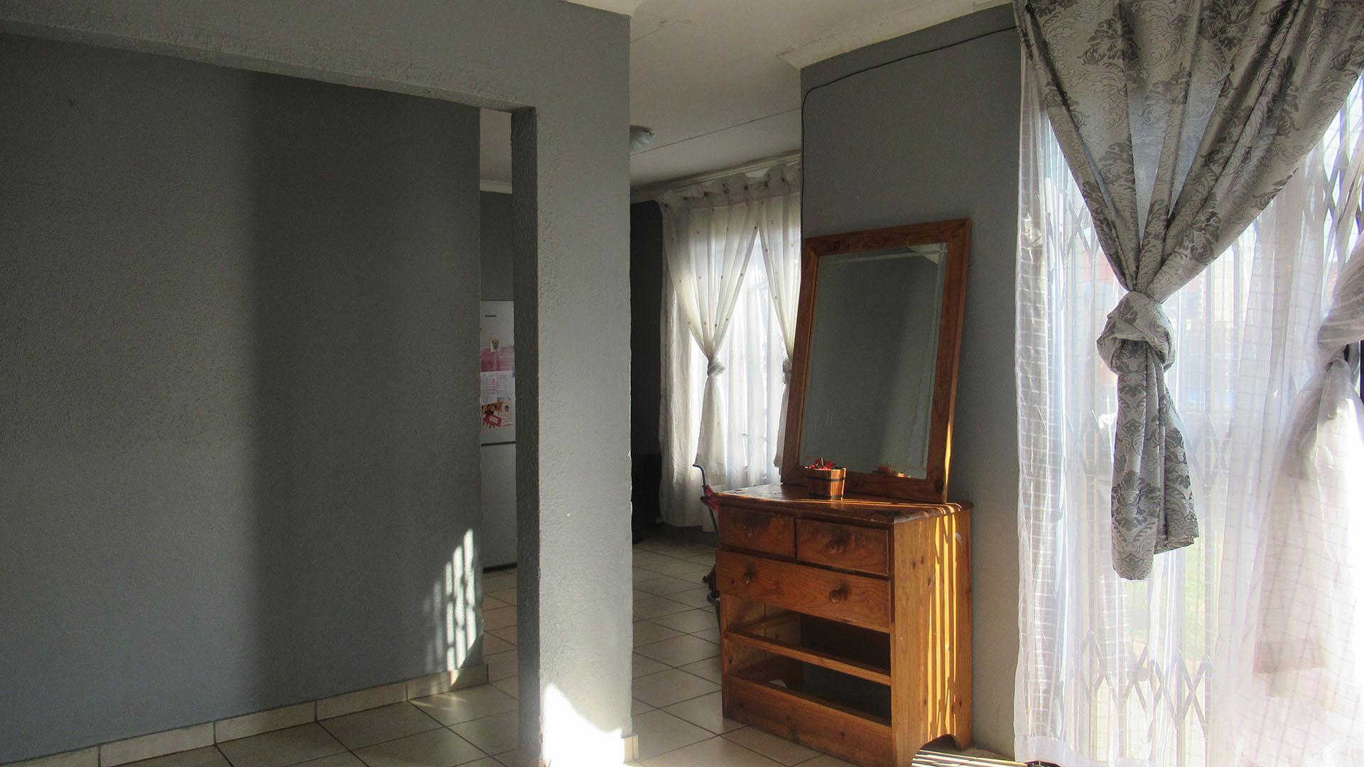 Lounges - 16 square meters of property in Ennerdale