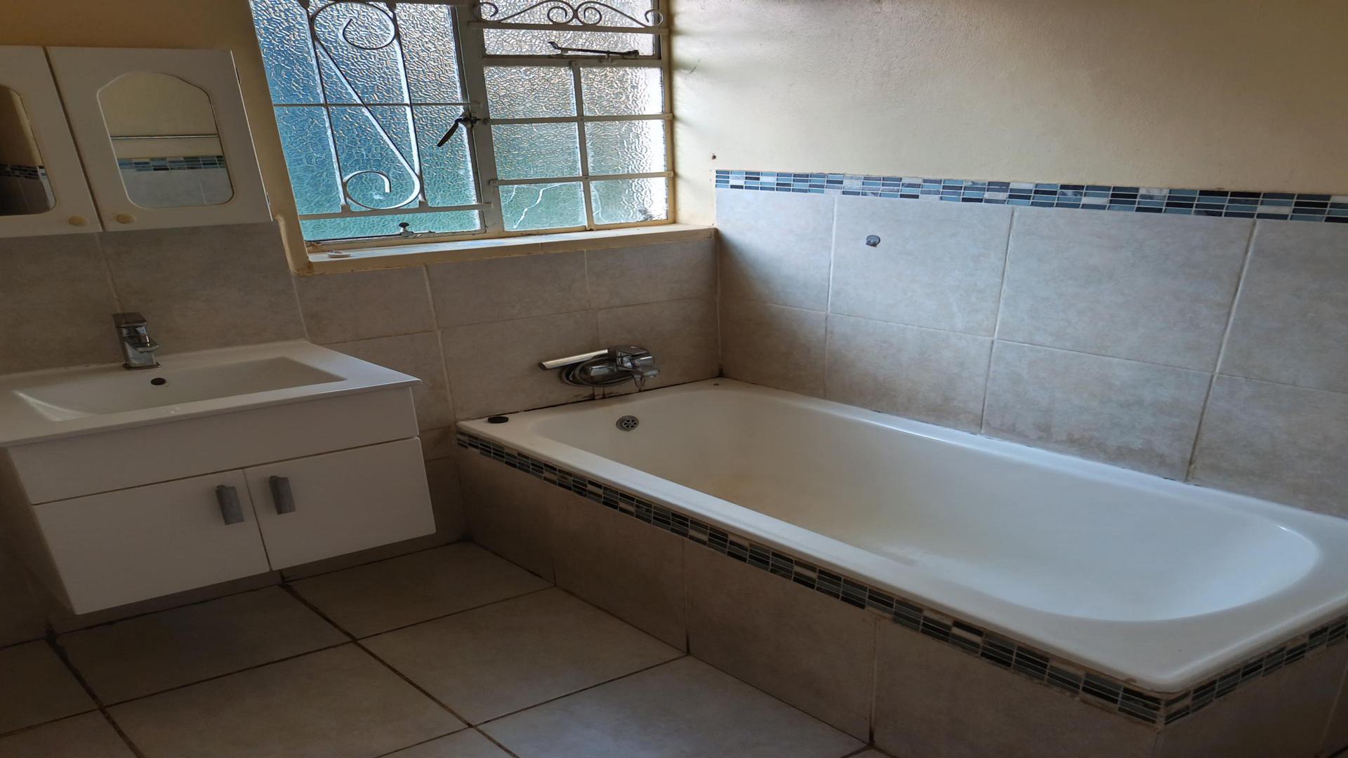 Bathroom 1 of property in Quellerie Park