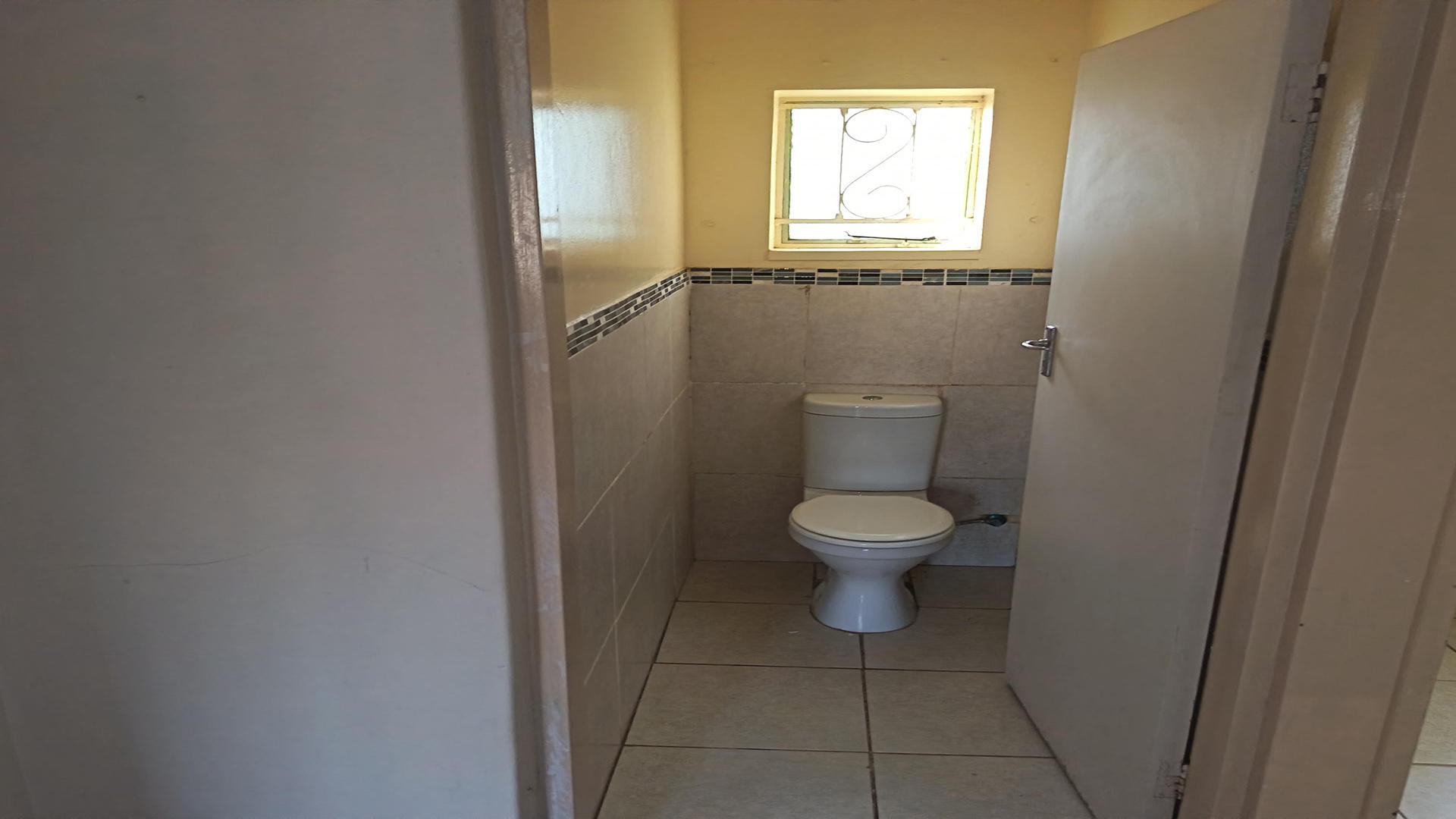 Bathroom 1 of property in Quellerie Park