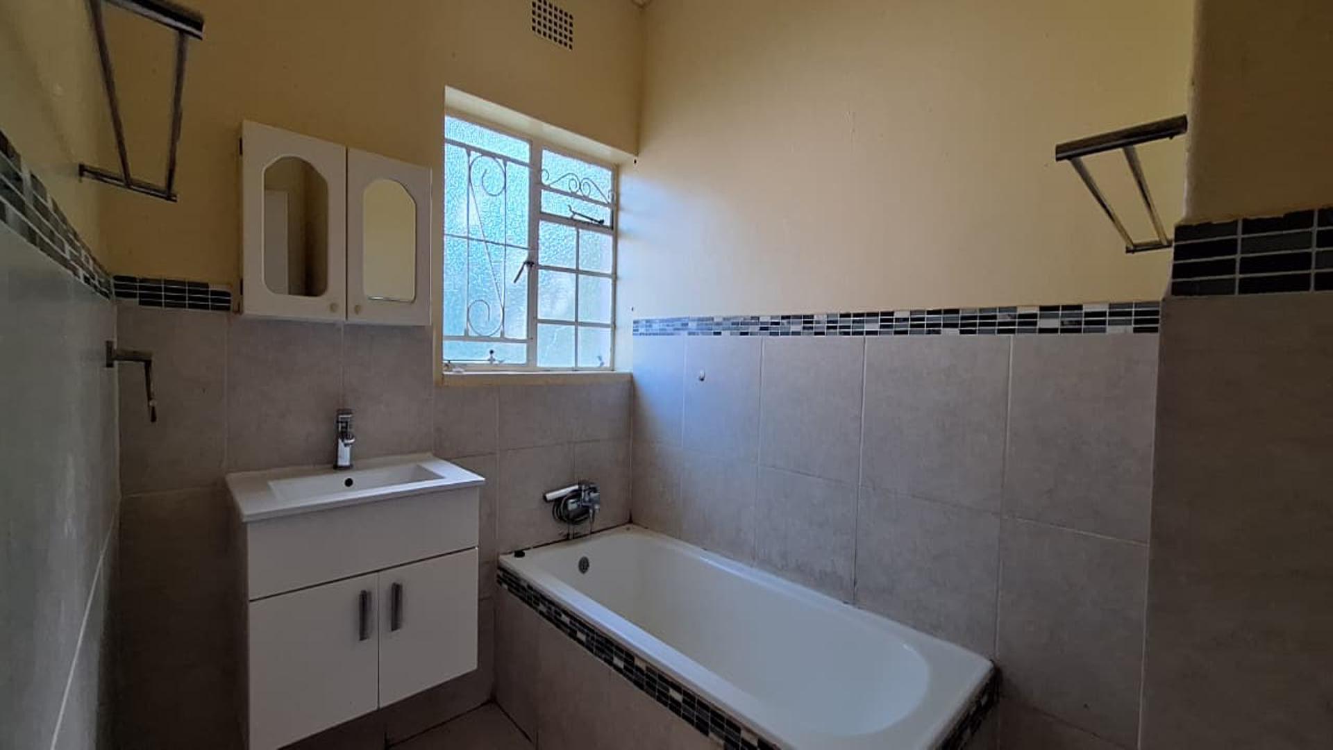 Bathroom 2 - 5 square meters of property in Quellerie Park