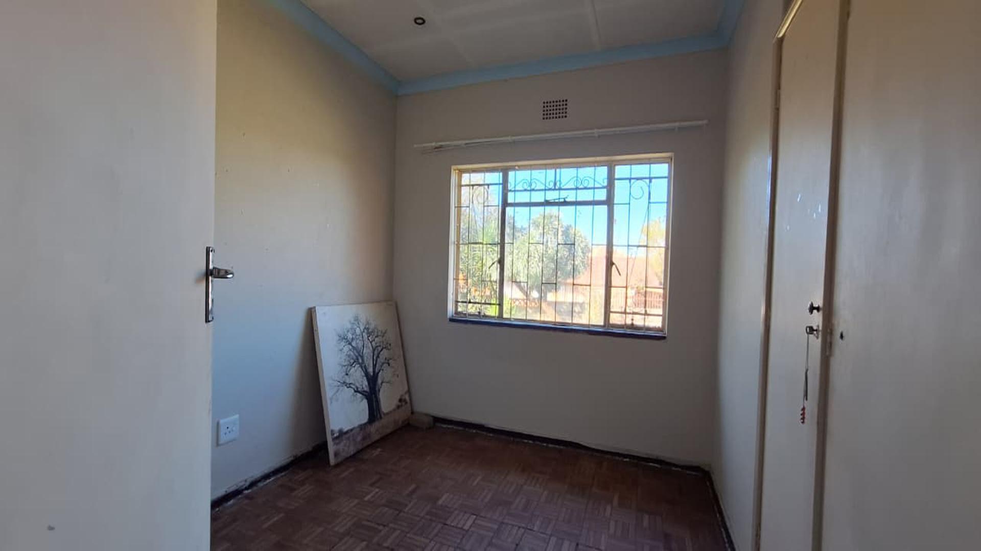 Bed Room 1 - 13 square meters of property in Quellerie Park
