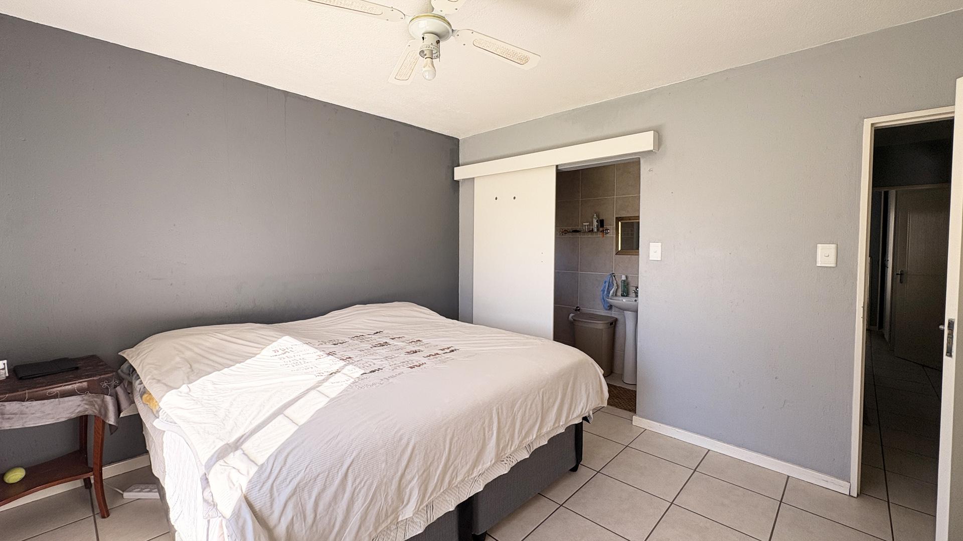 Main Bedroom of property in Norton's Home Estates