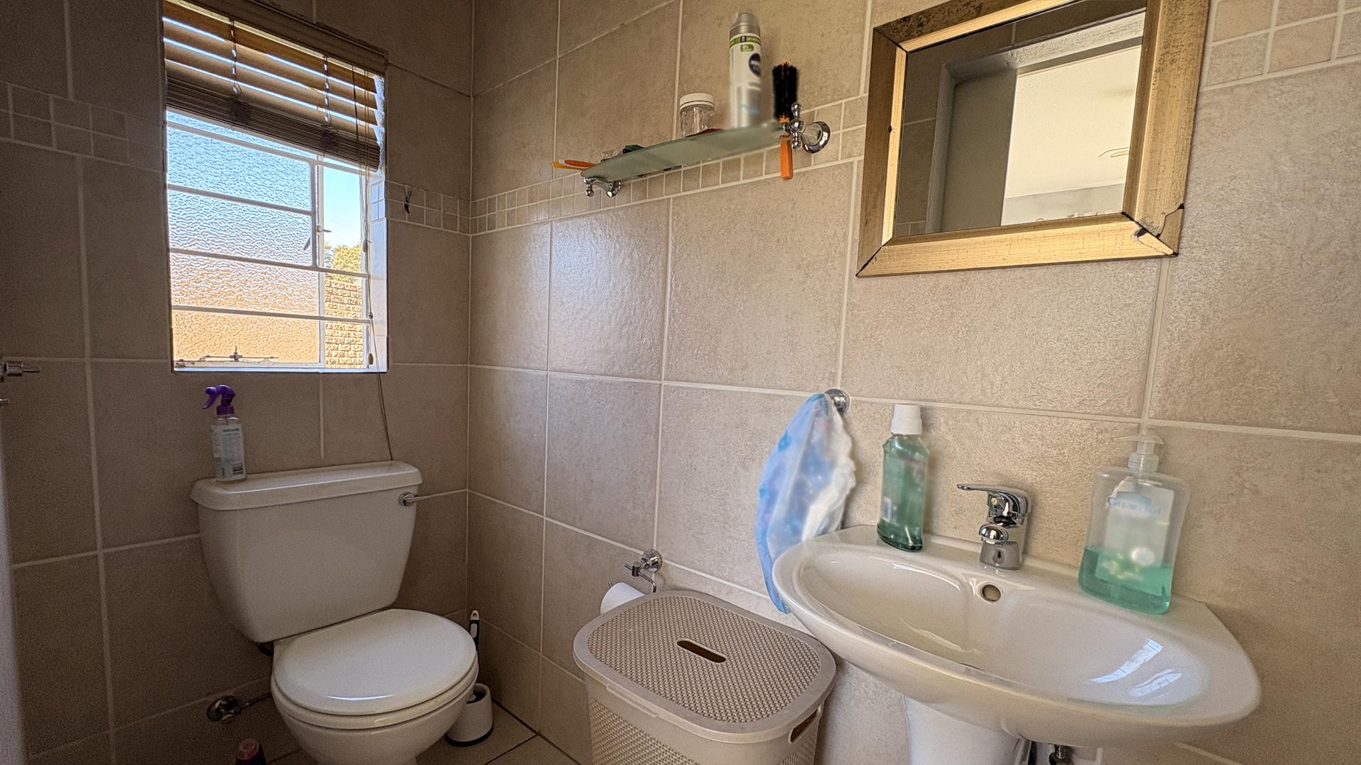 Main Bathroom of property in Norton's Home Estates