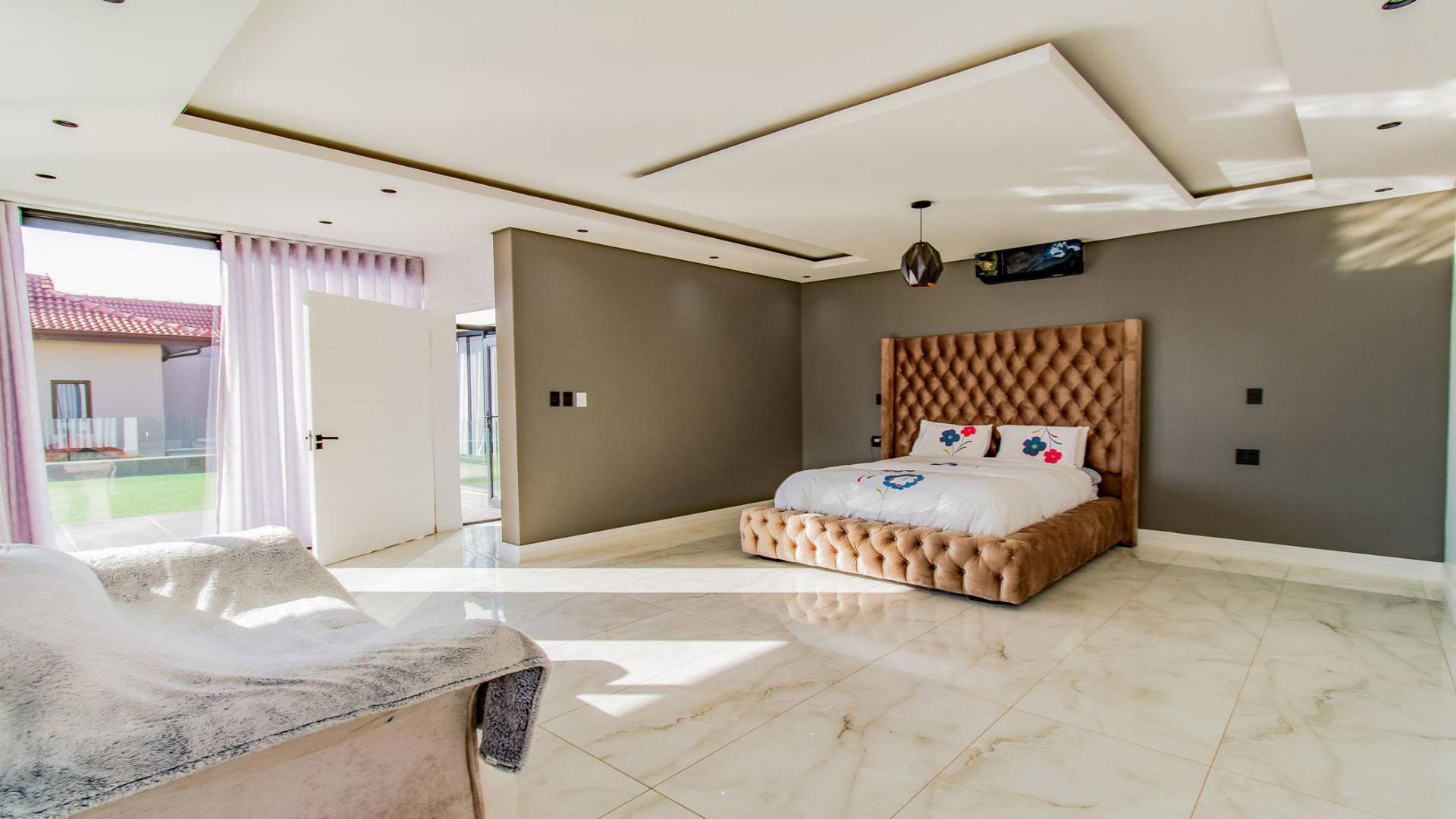 Main Bedroom of property in The Islands Estate