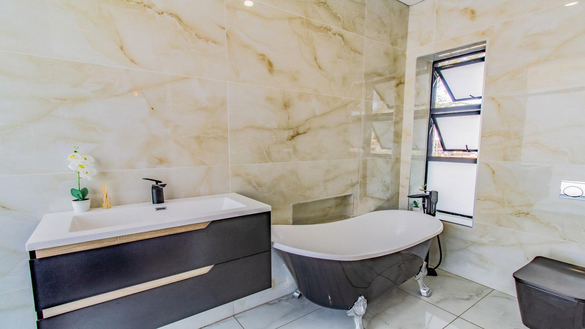 Bathroom 2 of property in The Islands Estate