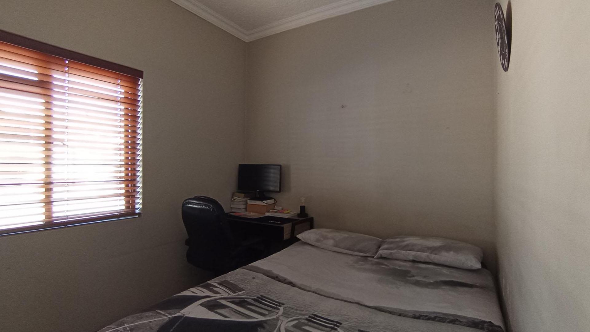 Bed Room 1 - 11 square meters of property in Paulshof