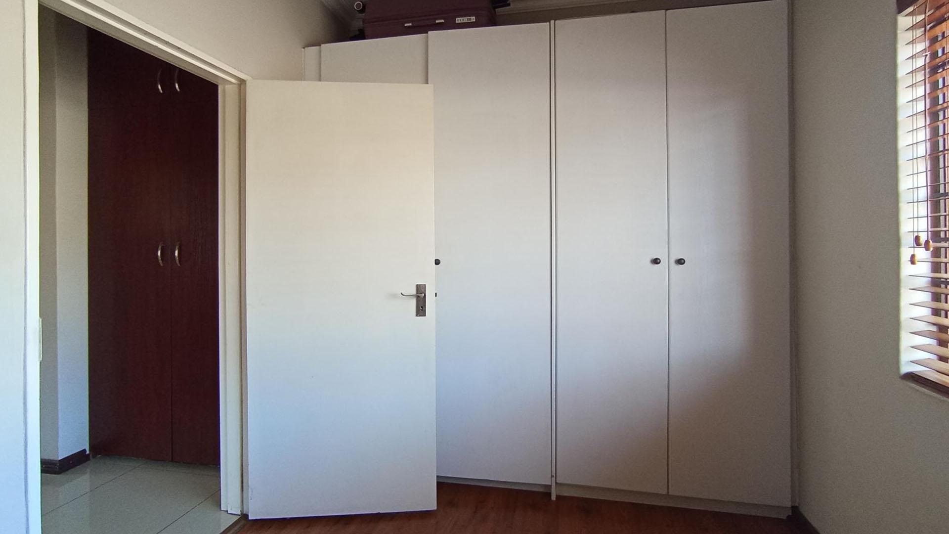 Bed Room 1 - 11 square meters of property in Paulshof