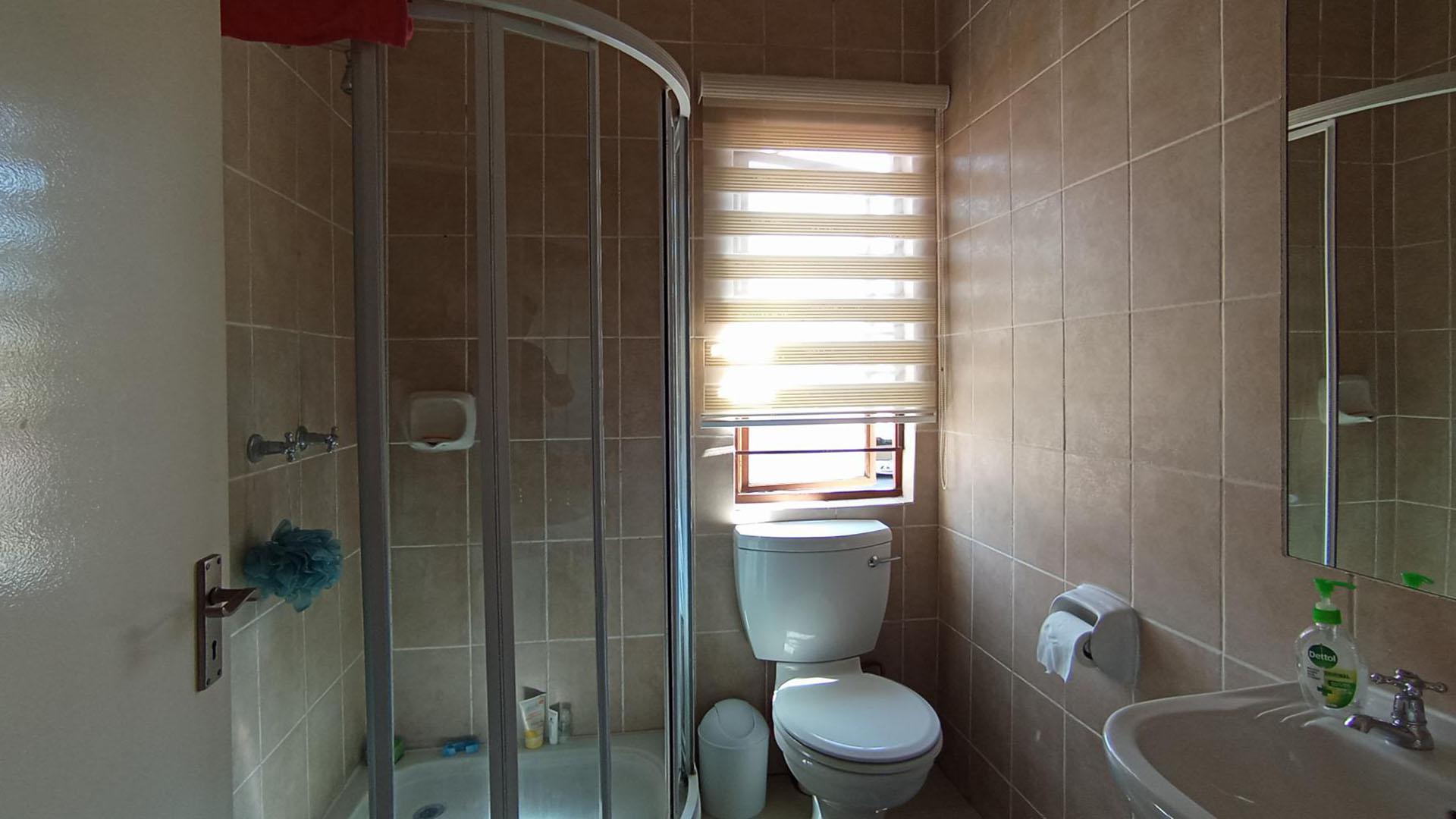 Bathroom 1 - 4 square meters of property in Paulshof