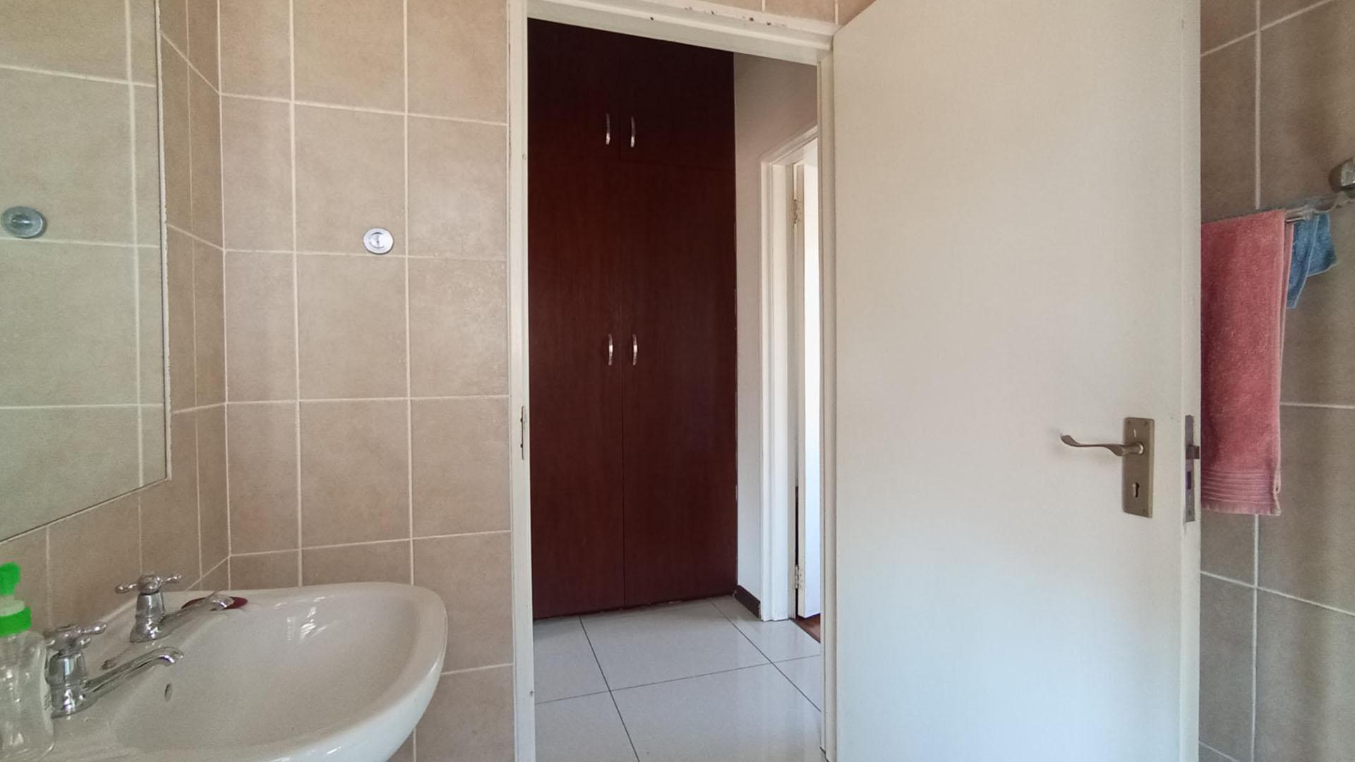 Bathroom 1 - 4 square meters of property in Paulshof