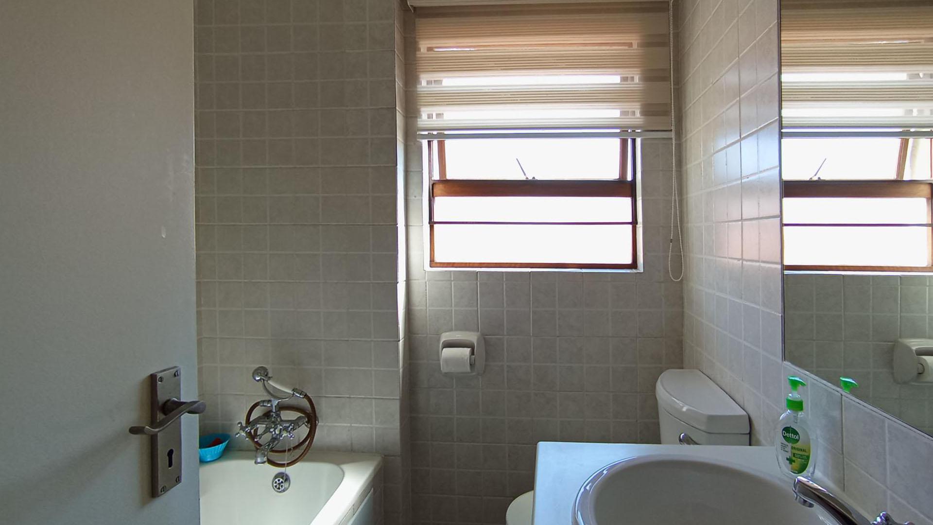 Main Bathroom - 4 square meters of property in Paulshof