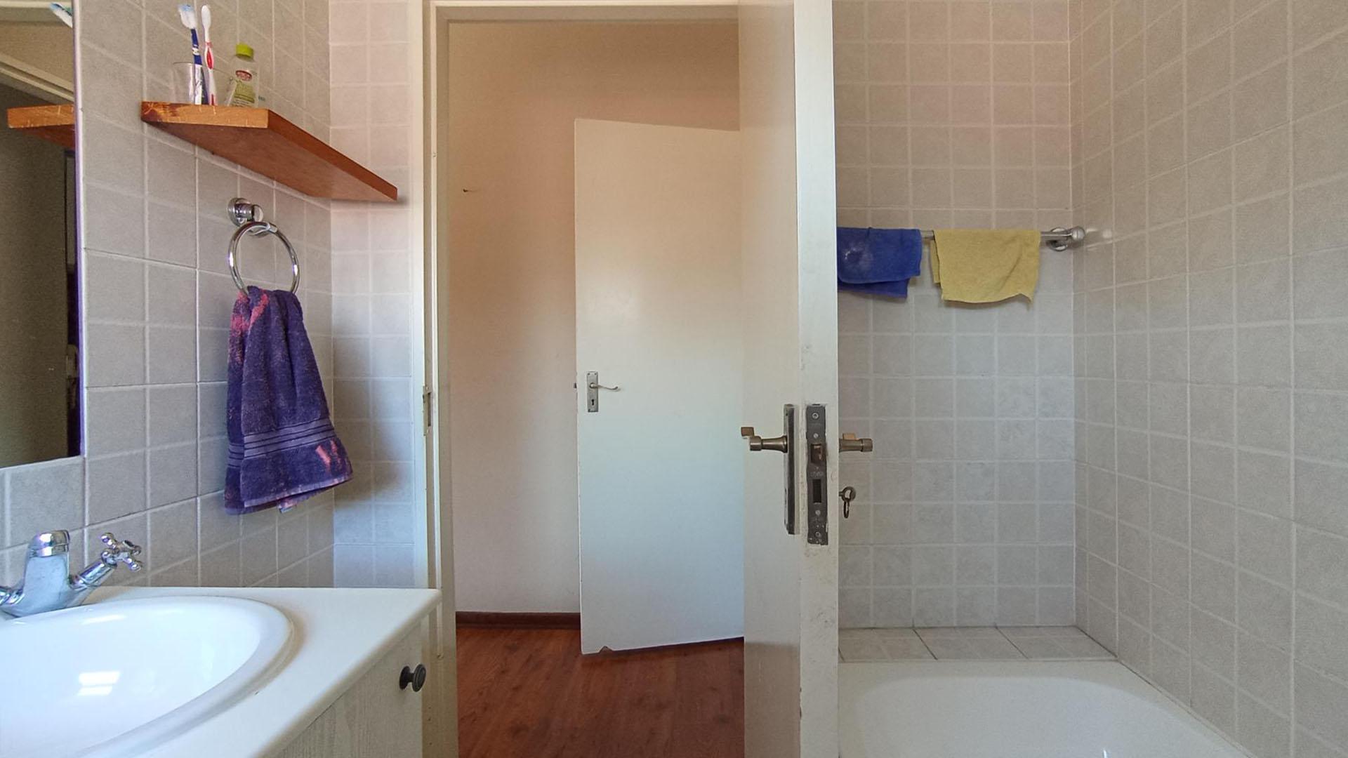 Main Bathroom - 4 square meters of property in Paulshof