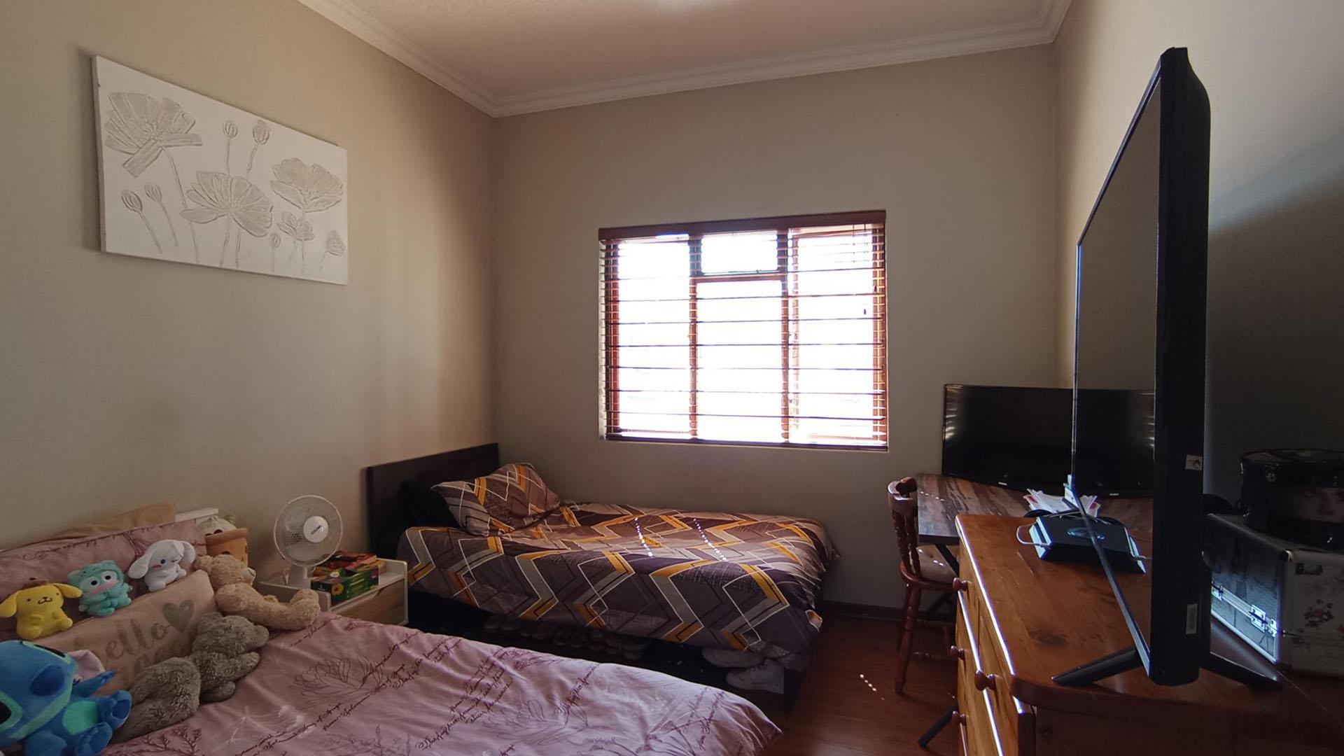 Main Bedroom - 15 square meters of property in Paulshof