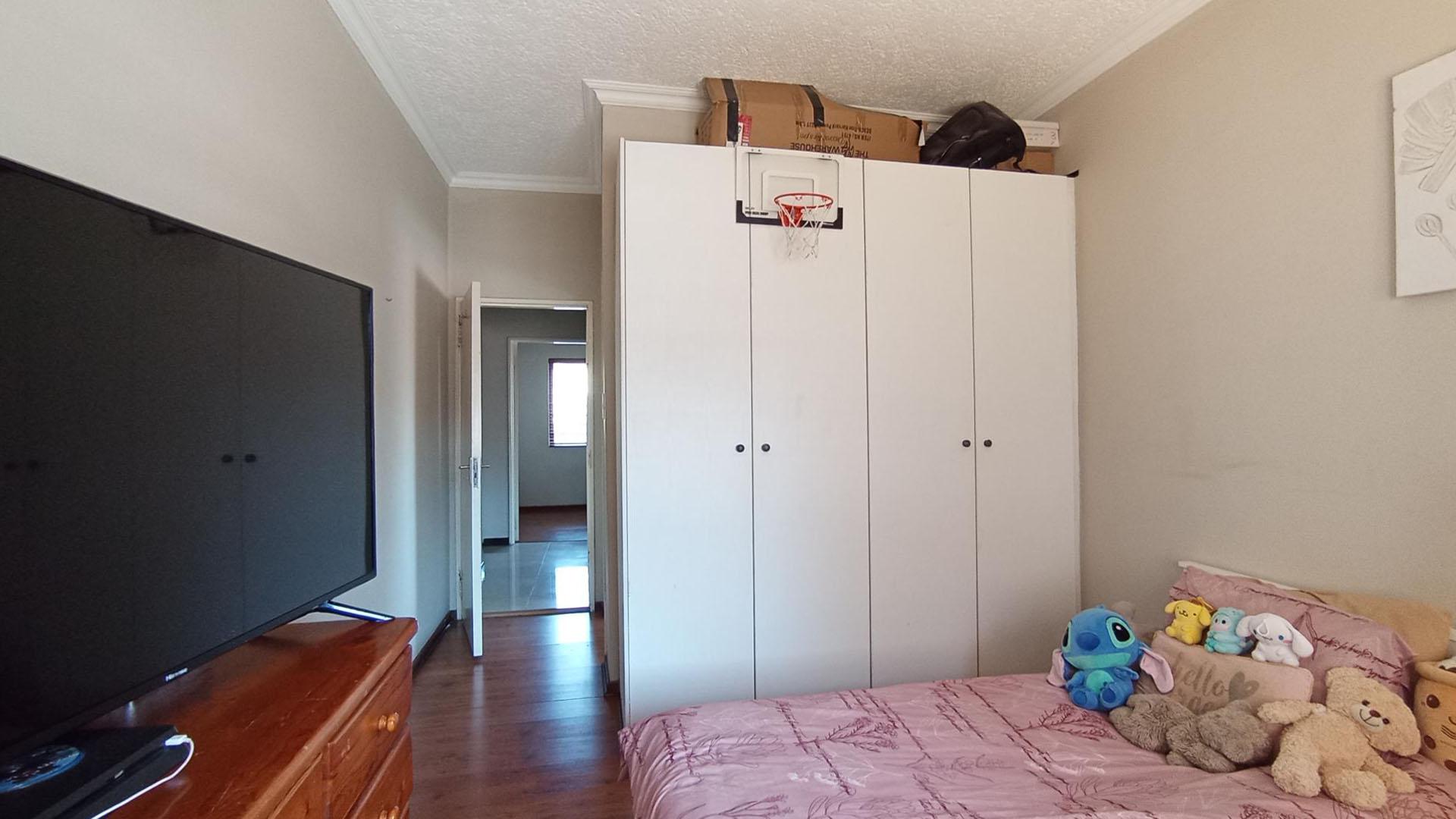 Main Bedroom - 15 square meters of property in Paulshof