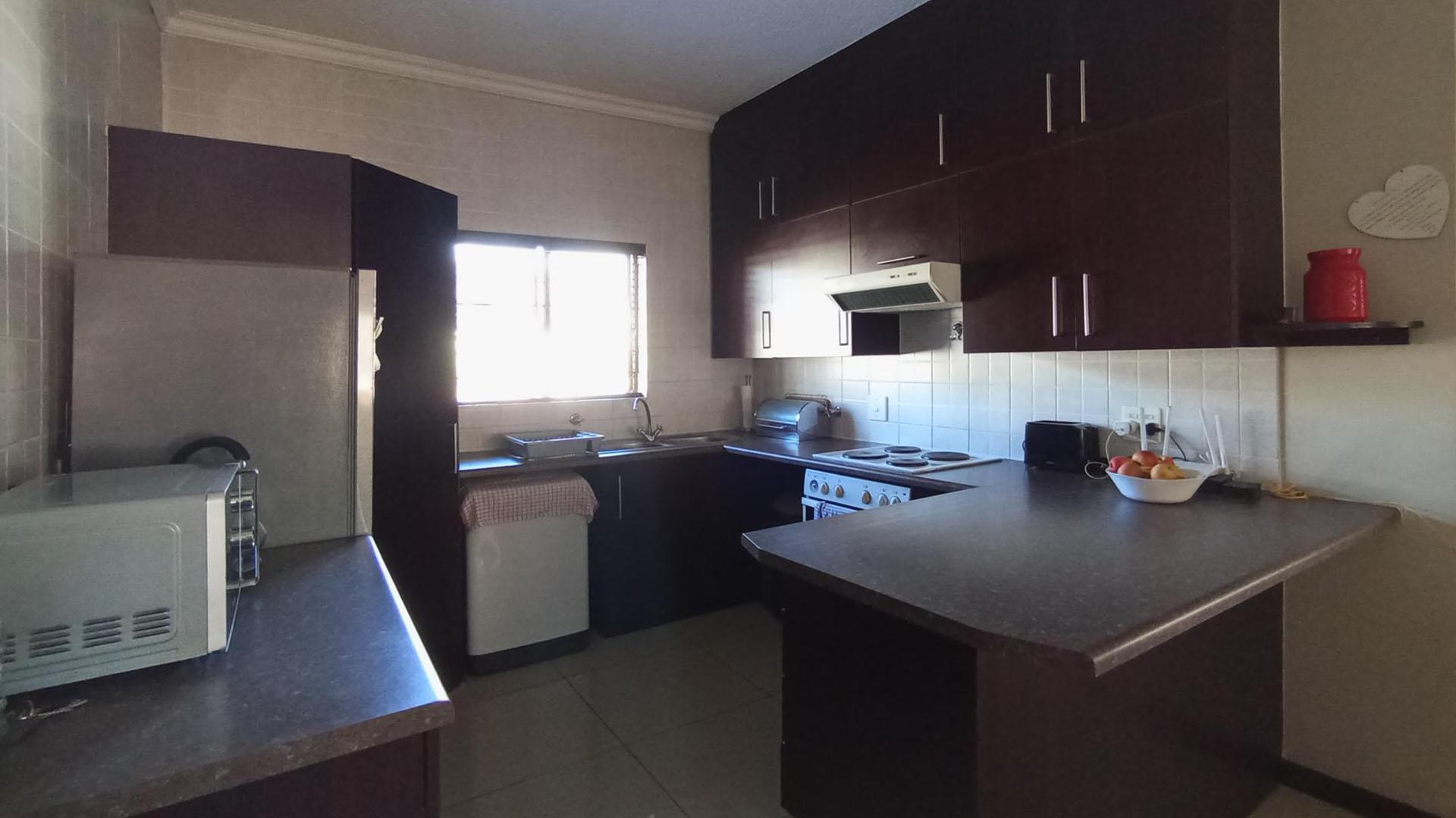 Kitchen - 13 square meters of property in Paulshof