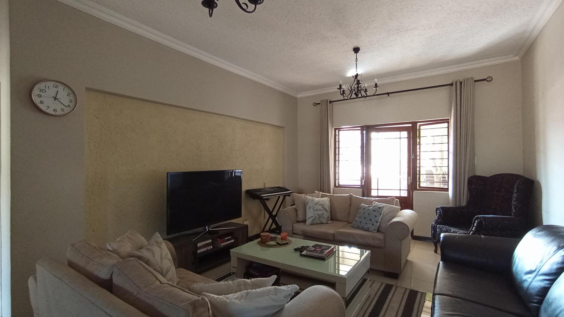 Lounges - 23 square meters of property in Paulshof