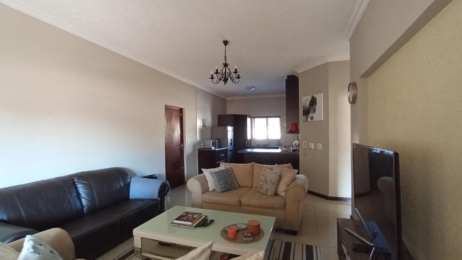 Lounges - 23 square meters of property in Paulshof