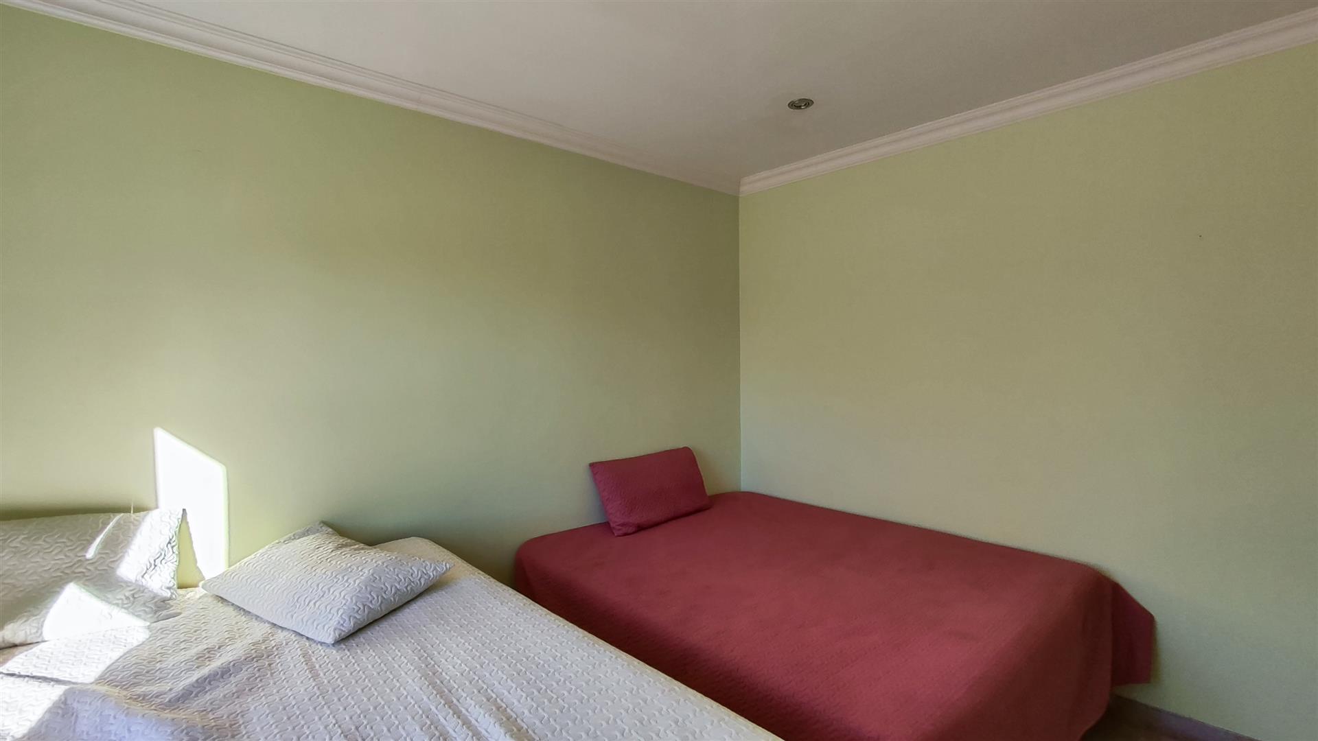 Bed Room 1 - 14 square meters of property in Parkhaven