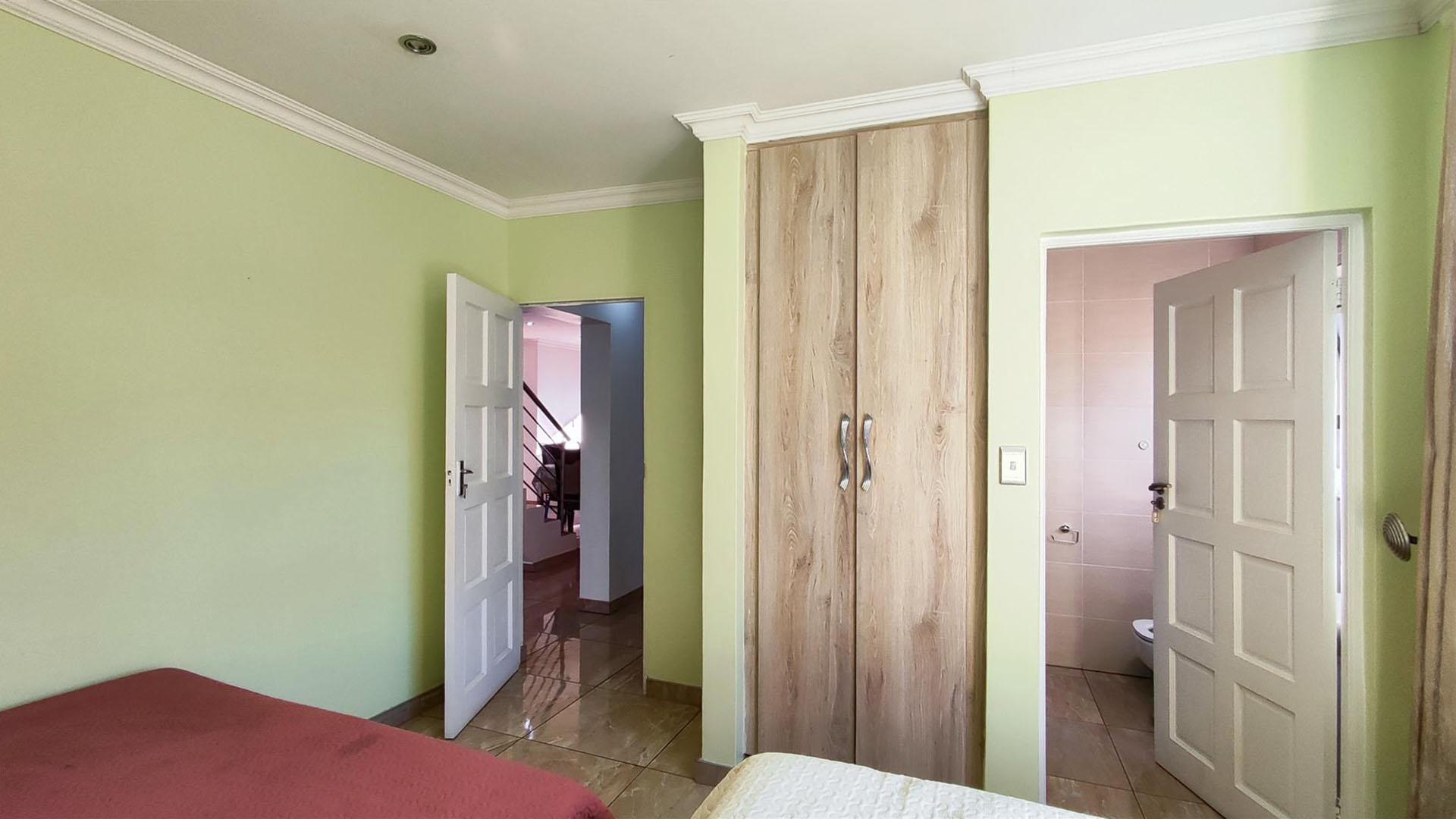 Bed Room 1 - 14 square meters of property in Parkhaven