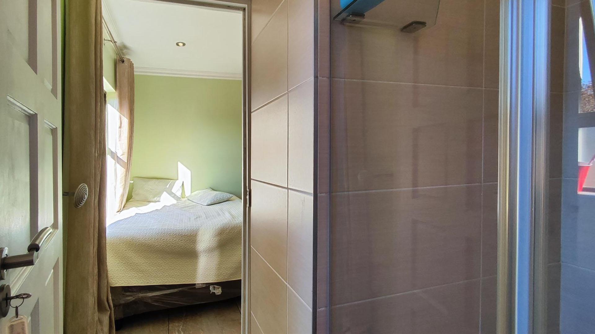 Bathroom 1 - 4 square meters of property in Parkhaven