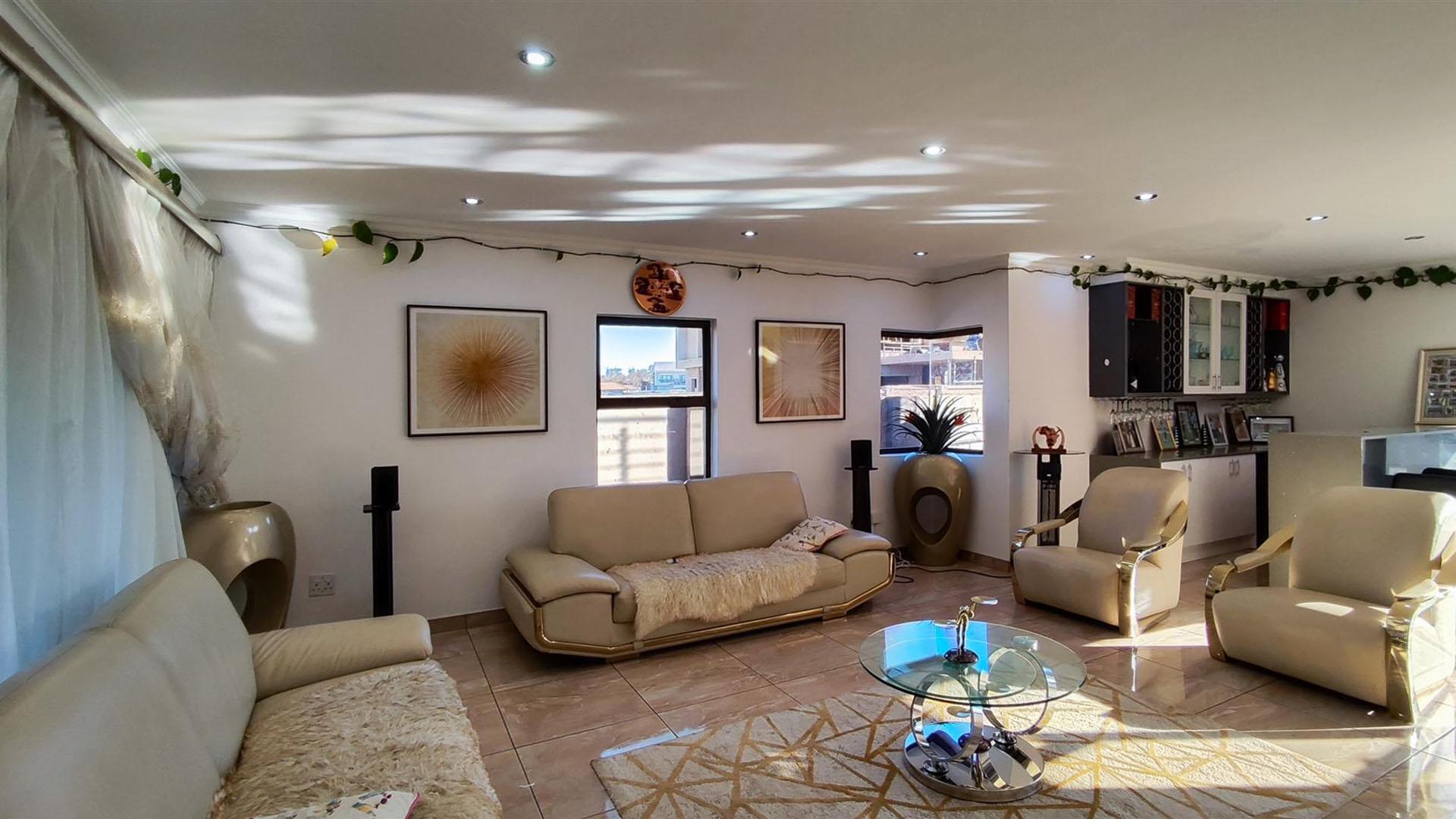 Lounges - 61 square meters of property in Parkhaven