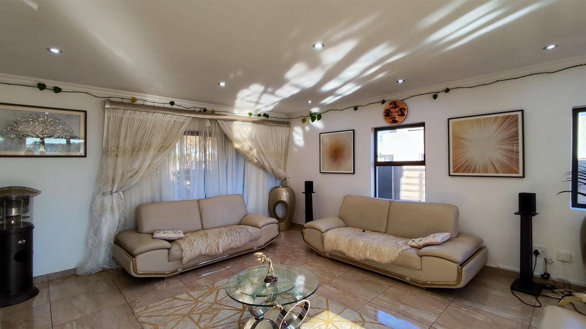 Lounges - 61 square meters of property in Parkhaven